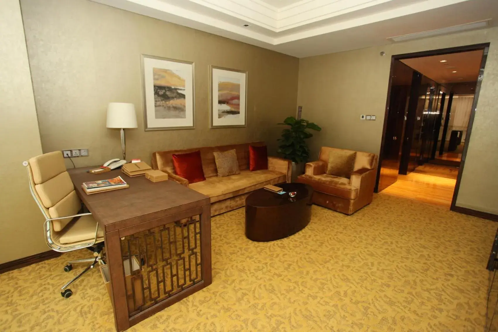 Living room in Crowne Plaza Beijing Chaoyang U-Town by IHG - within 30 minutes to Forbidden City by metro Living room in Crowne Plaza Beijing Chaoyang U-Town by IHG - within 30 minutes to Forbidden City by metro