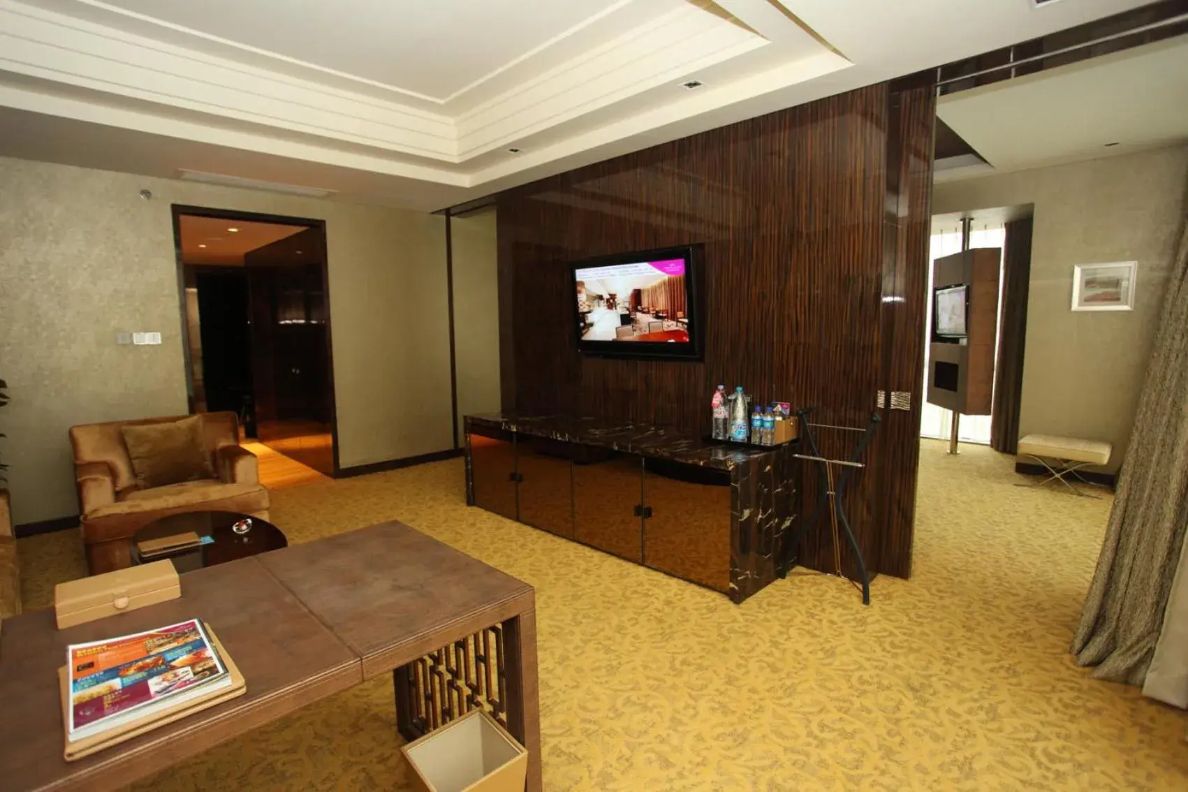 Living room in Crowne Plaza Beijing Chaoyang U-Town by IHG - within 30 minutes to Forbidden City by metro Living room in Crowne Plaza Beijing Chaoyang U-Town by IHG - within 30 minutes to Forbidden City by metro