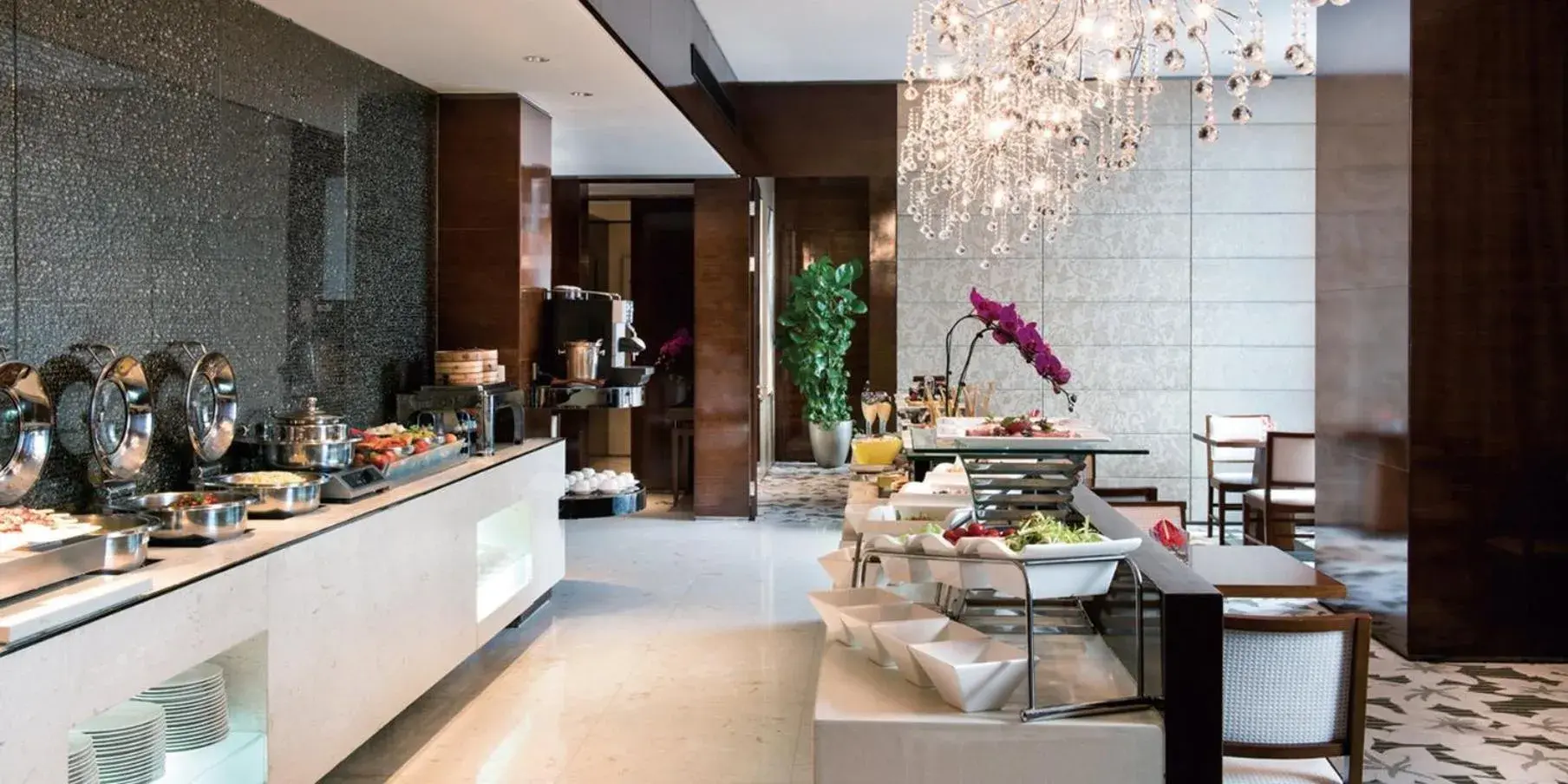 Lounge or bar in Crowne Plaza Beijing Chaoyang U-Town by IHG - within 30 minutes to Forbidden City by metro Lounge or bar in Crowne Plaza Beijing Chaoyang U-Town by IHG - within 30 minutes to Forbidden City by metro