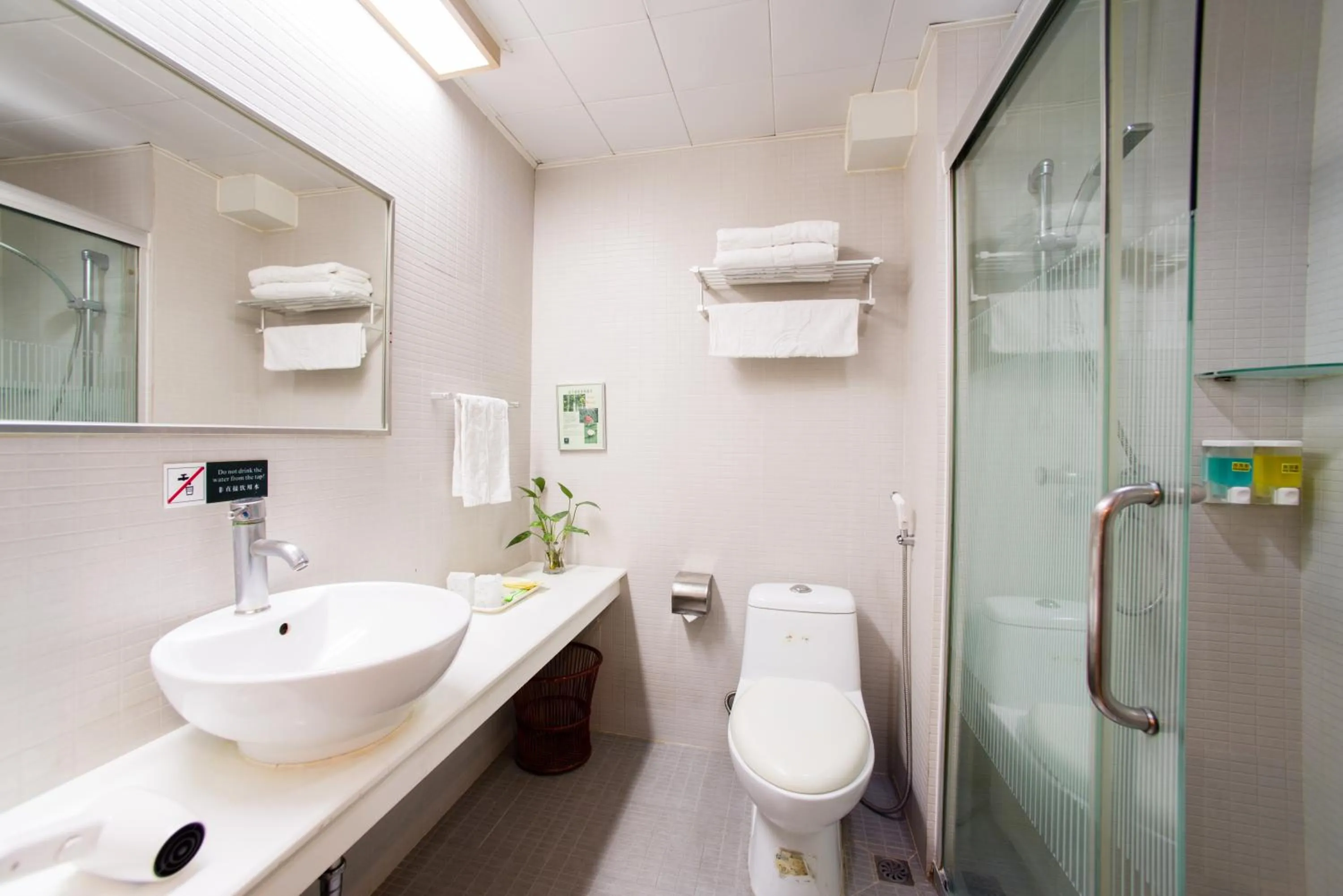 Shower, Bathroom in Guangzhou Xin Yue Xin Hotel