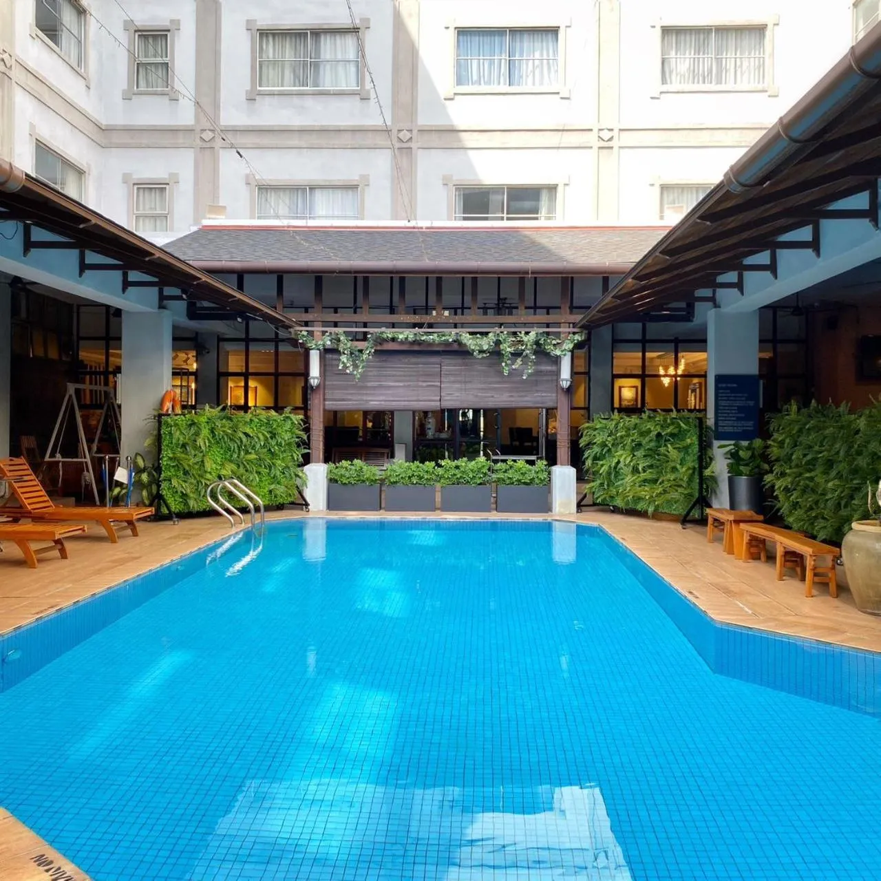 Swimming pool in Hotel Maluri