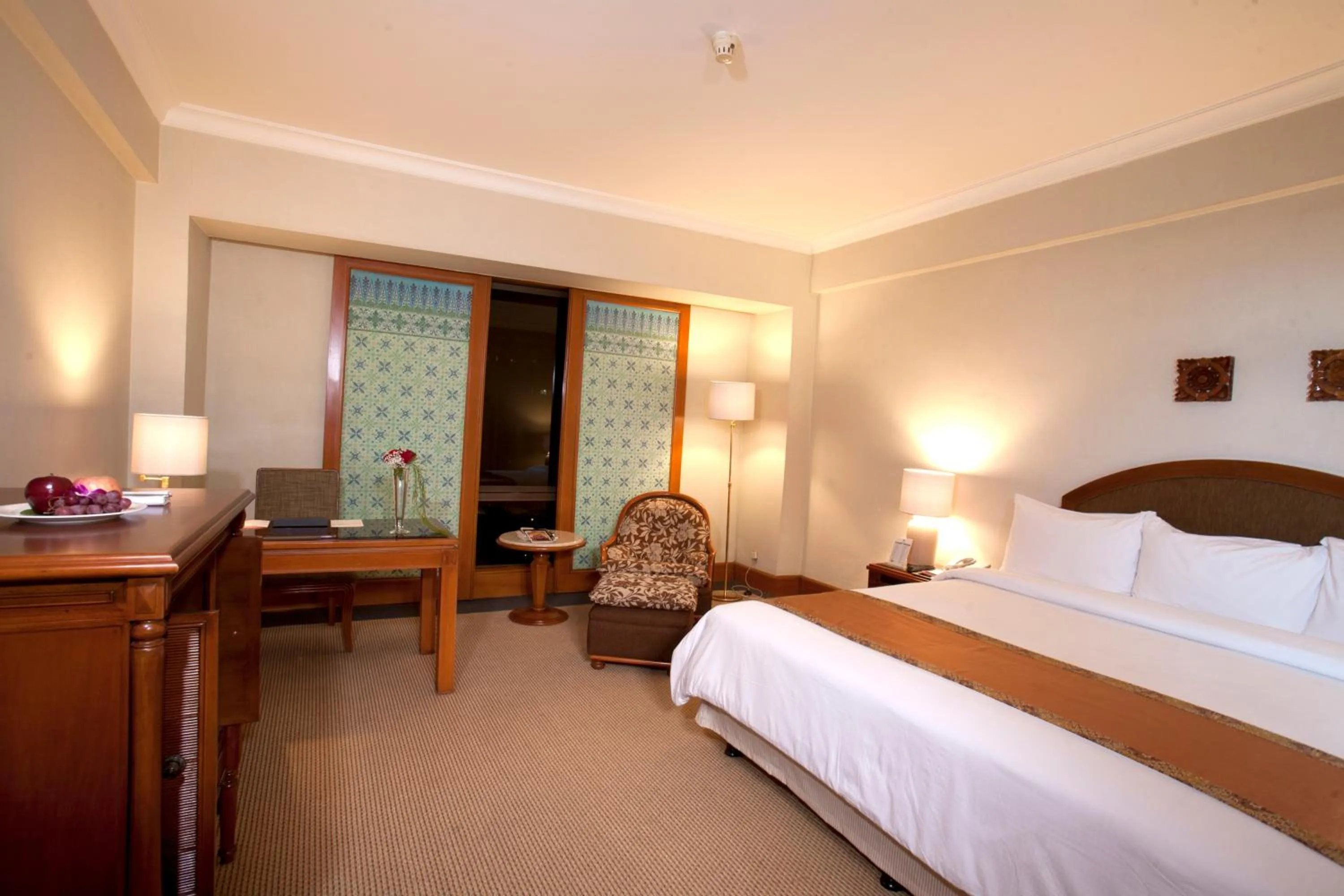 Photo of the whole room, Bed in The Sultan Hotel & Residence Jakarta