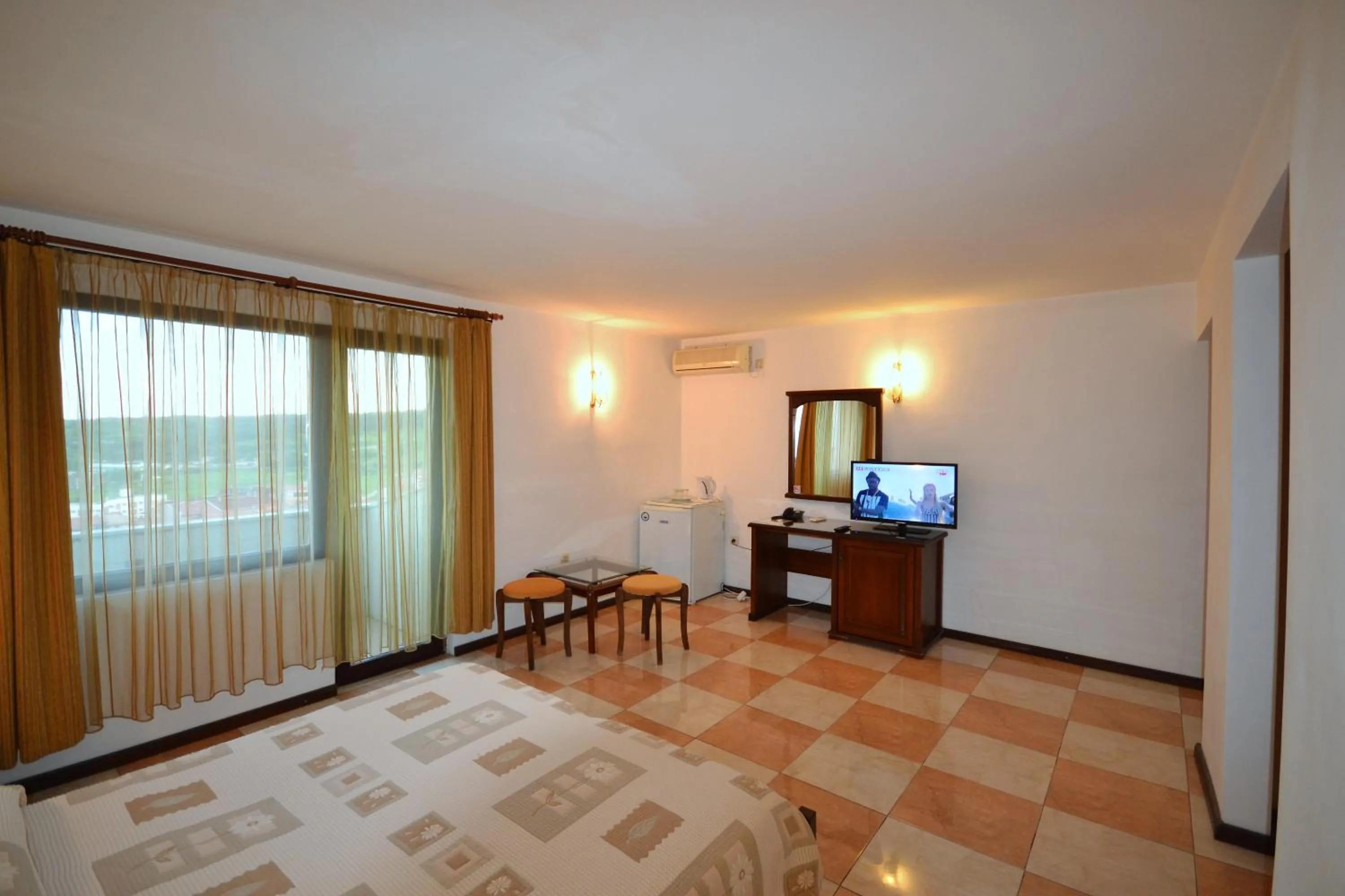 Communal lounge/ TV room in More Family Hotel