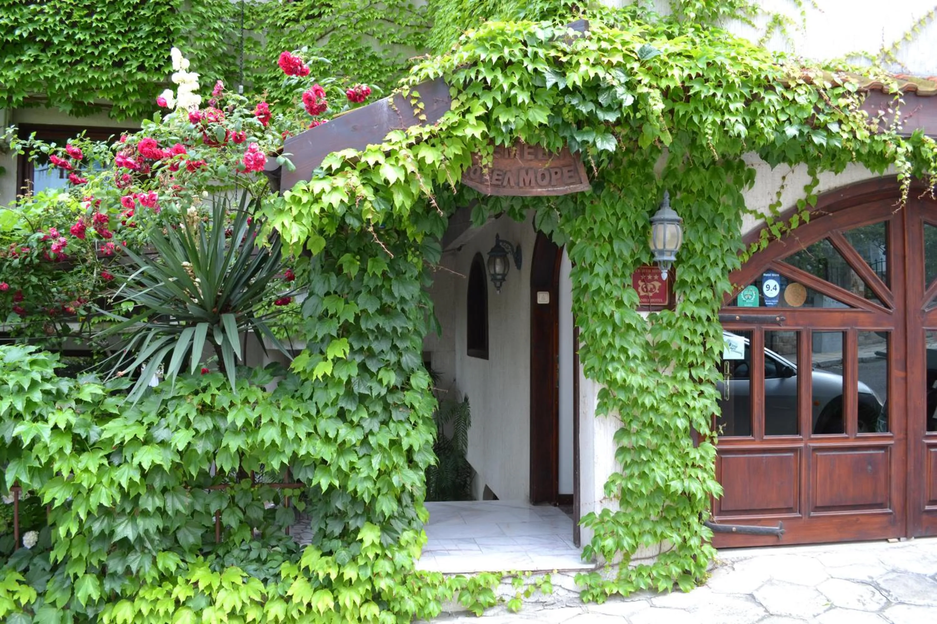 Facade/entrance in More Family Hotel