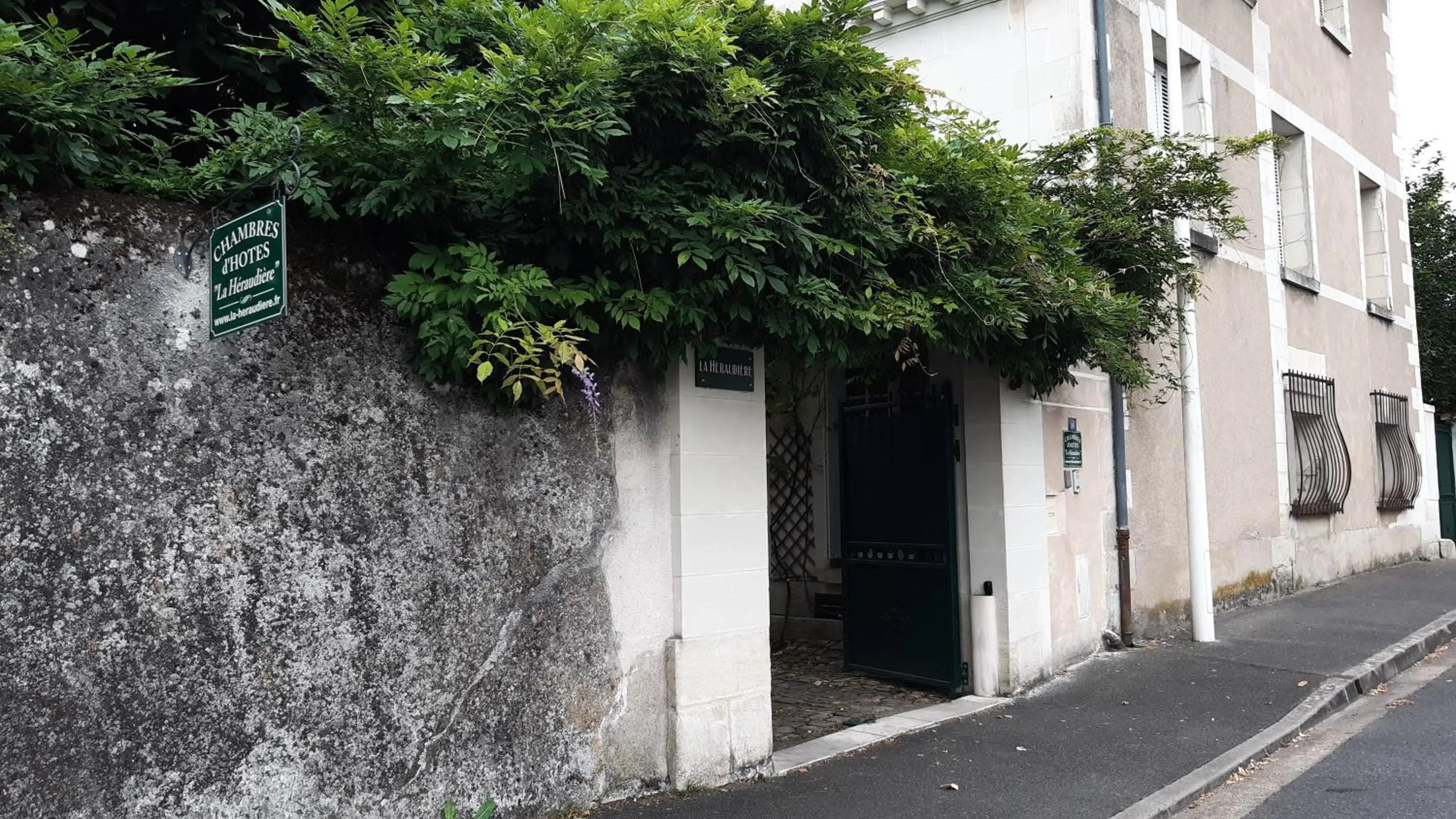 Facade/entrance in La Héraudière Bed & Breakfast