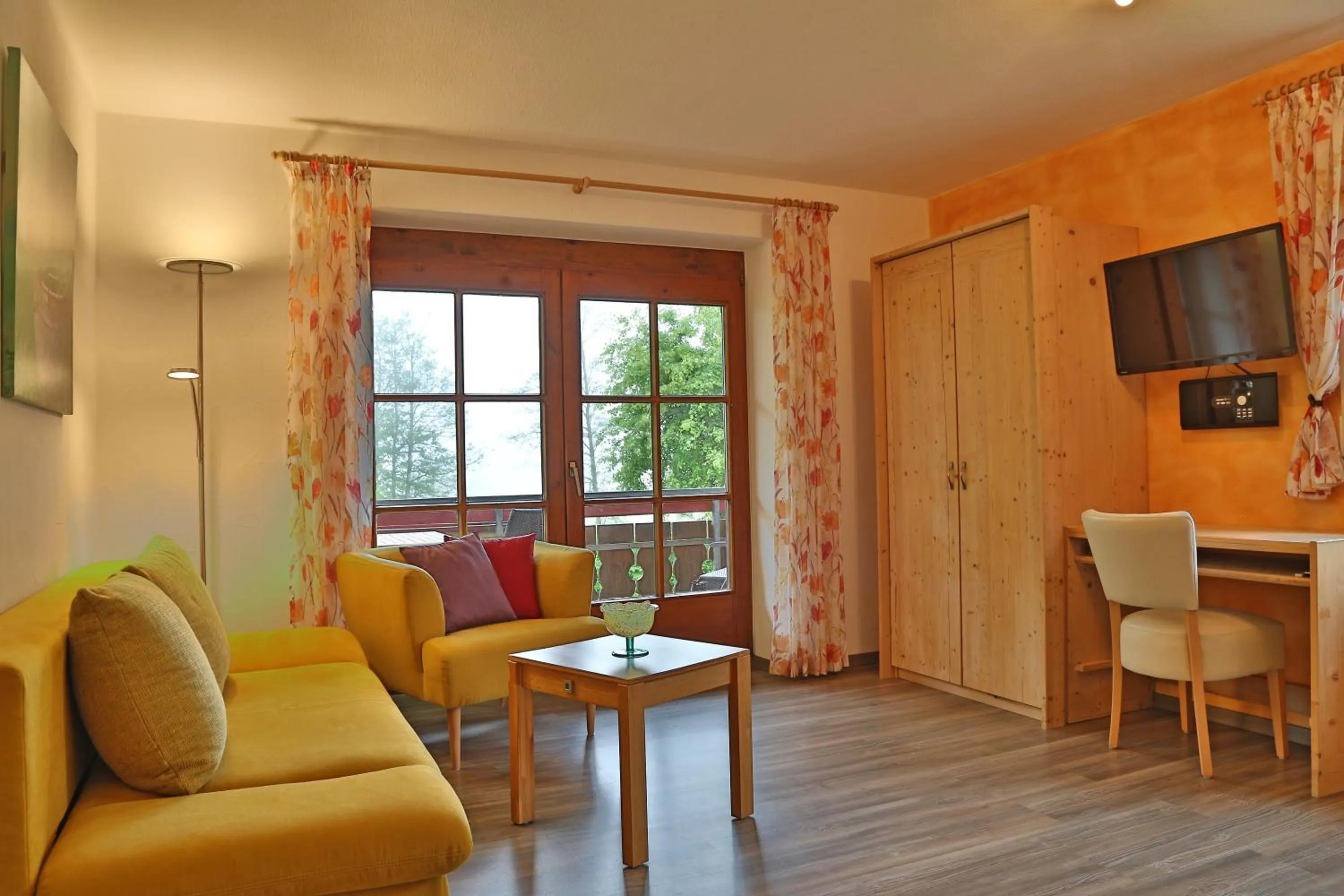 TV and multimedia in Alpenstern Finy, Bio-Gästehaus