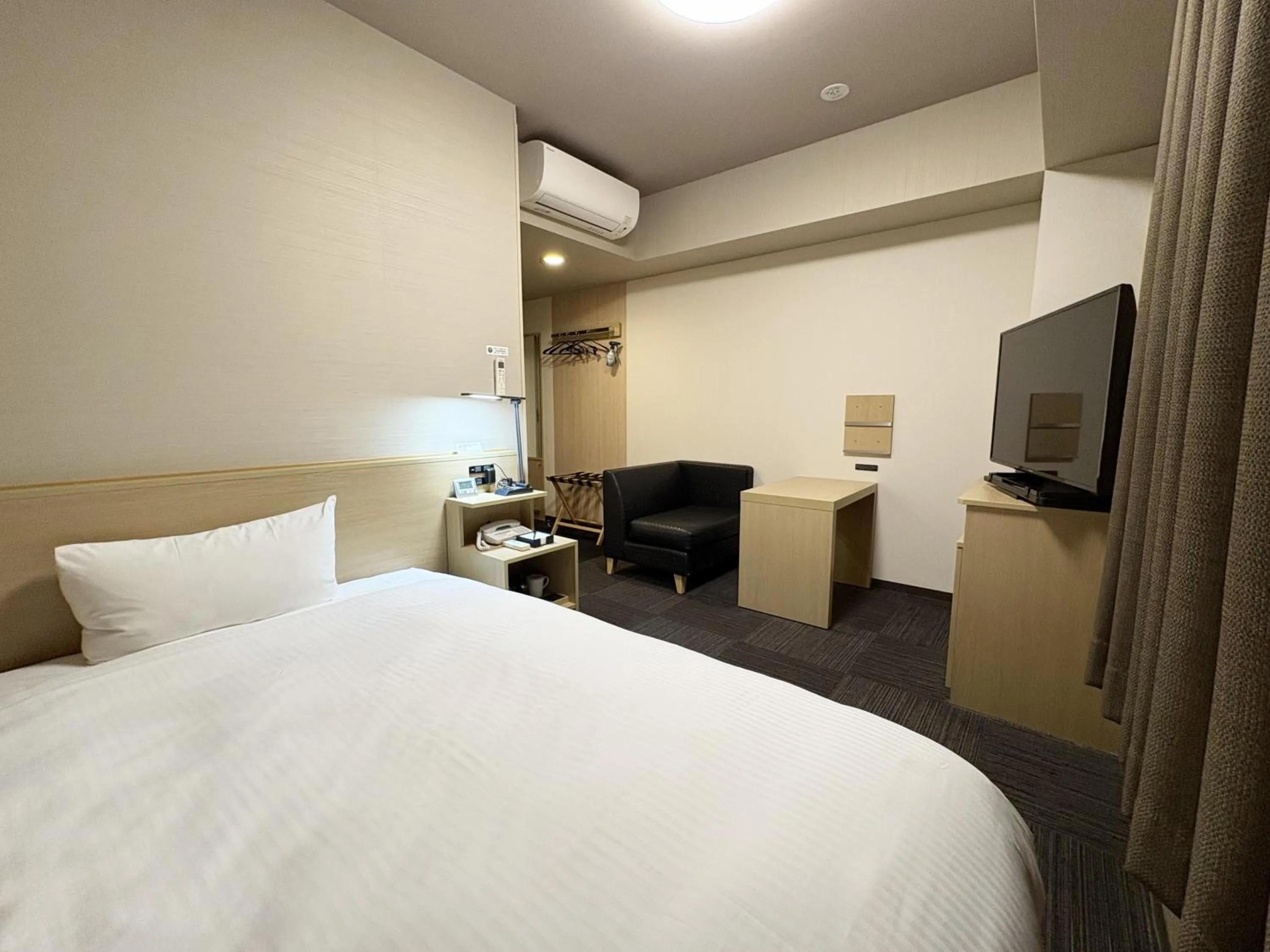 Photo of the whole room, Bed in Hotel Route-inn Utsunomiya Yuinomori -Lightline Yuinomori Nishi Ekimae-