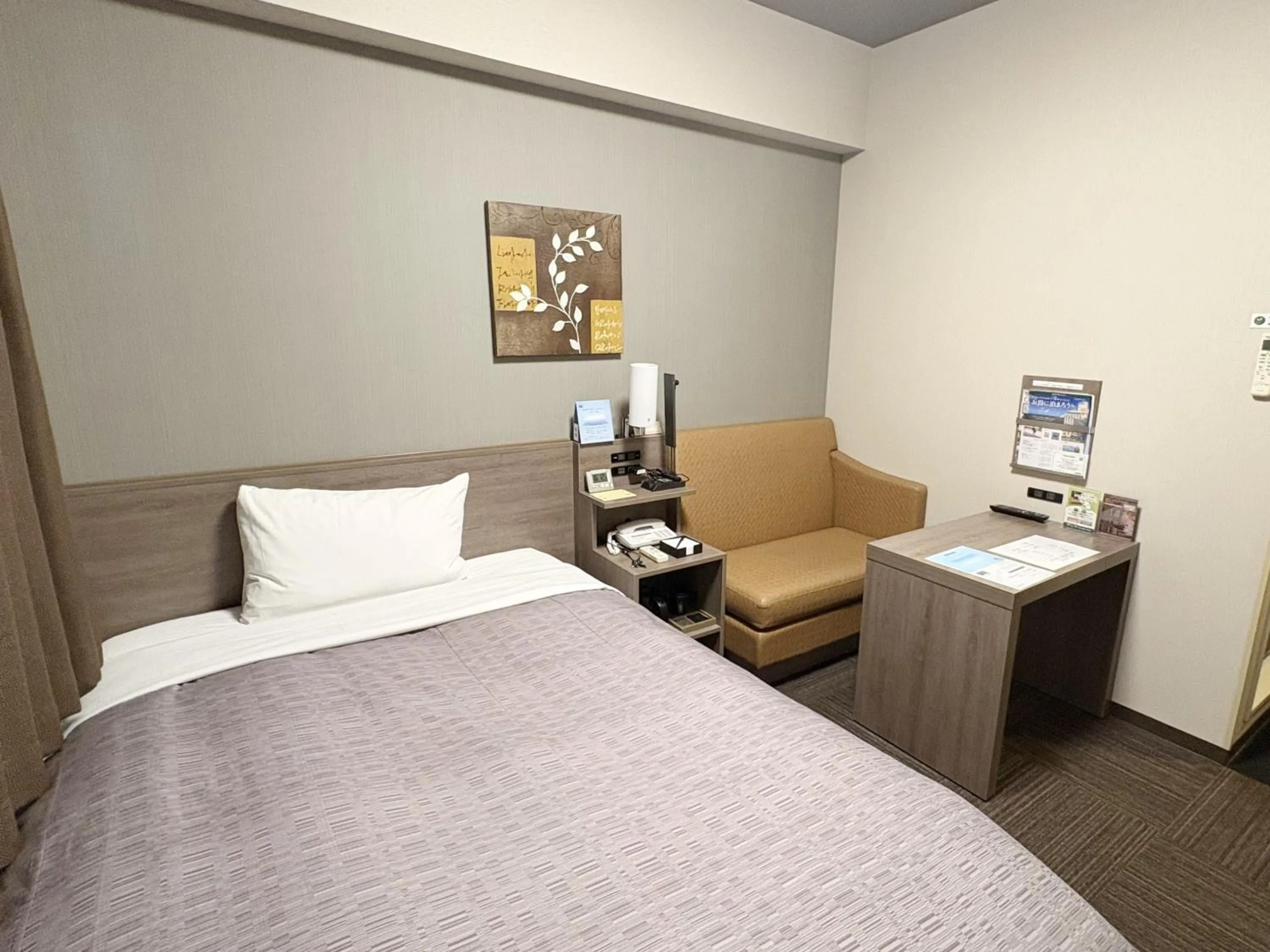 Photo of the whole room, Bed in Hotel Route-inn Utsunomiya Yuinomori -Lightline Yuinomori Nishi Ekimae-