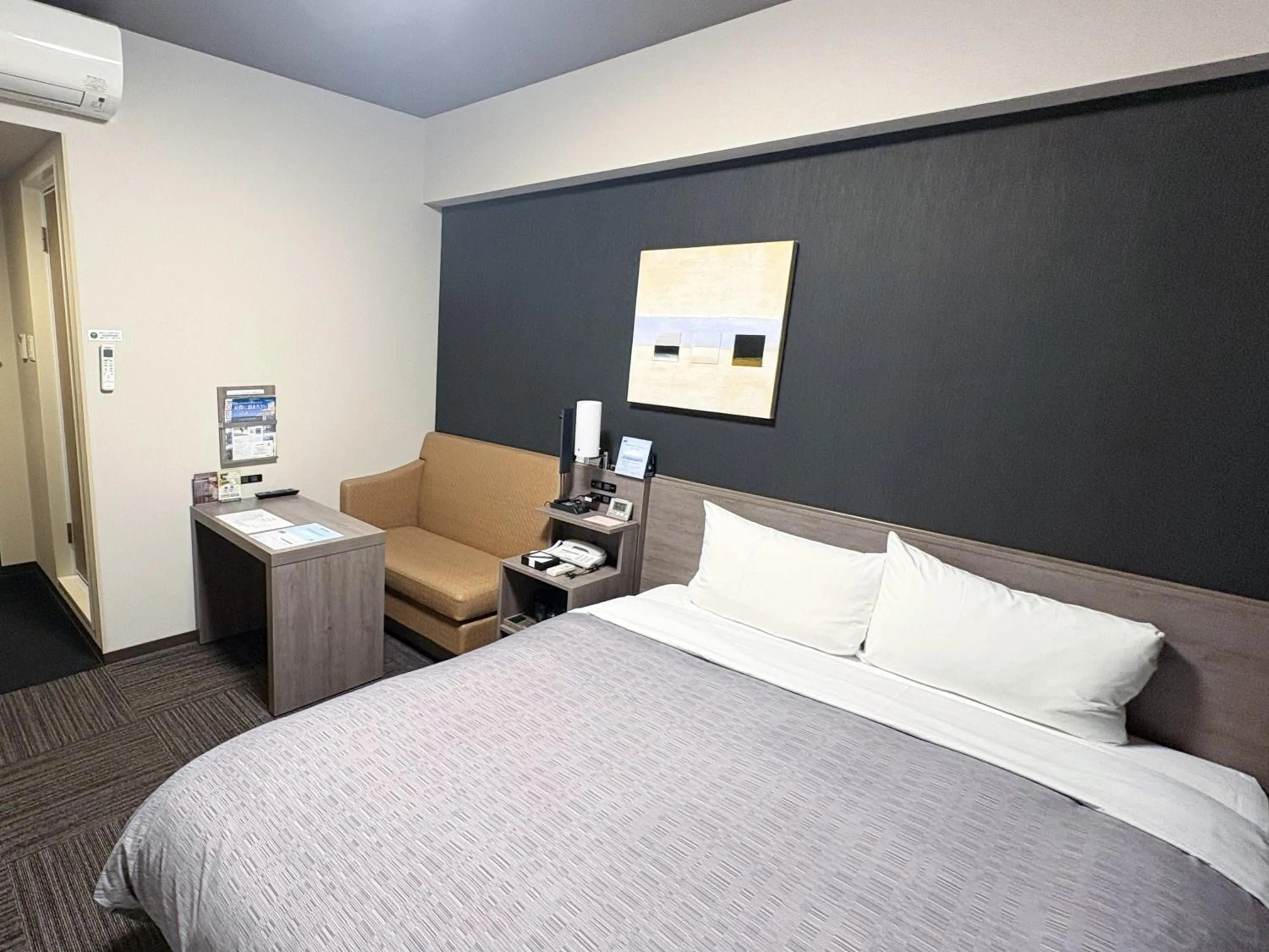 Photo of the whole room, Bed in Hotel Route-inn Utsunomiya Yuinomori -Lightline Yuinomori Nishi Ekimae-