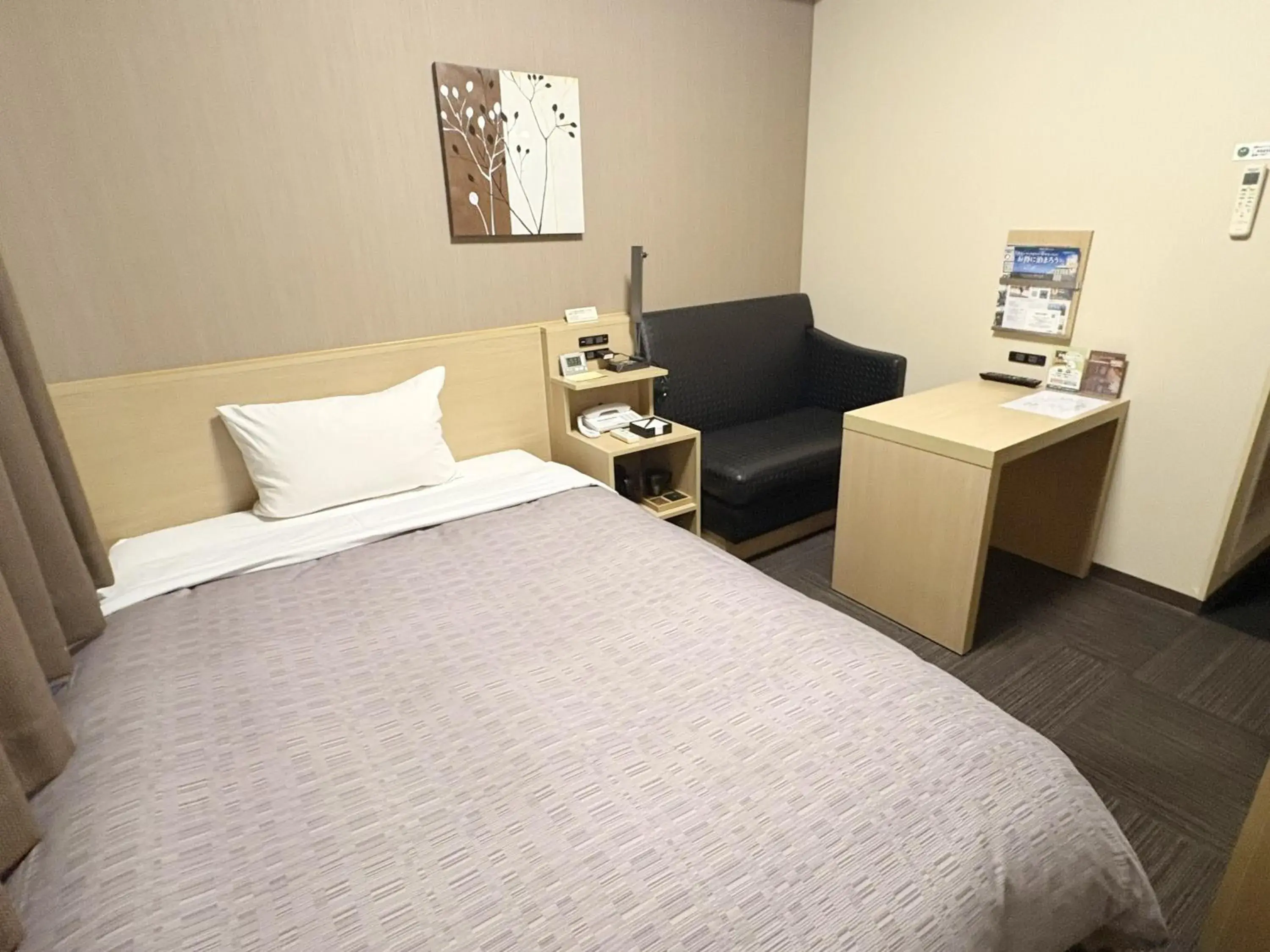 Photo of the whole room, Bed in Hotel Route-inn Utsunomiya Yuinomori -Lightline Yuinomori Nishi Ekimae- Photo of the whole room, Bed in Hotel Route-inn Utsunomiya Yuinomori -Lightline Yuinomori Nishi Ekimae-