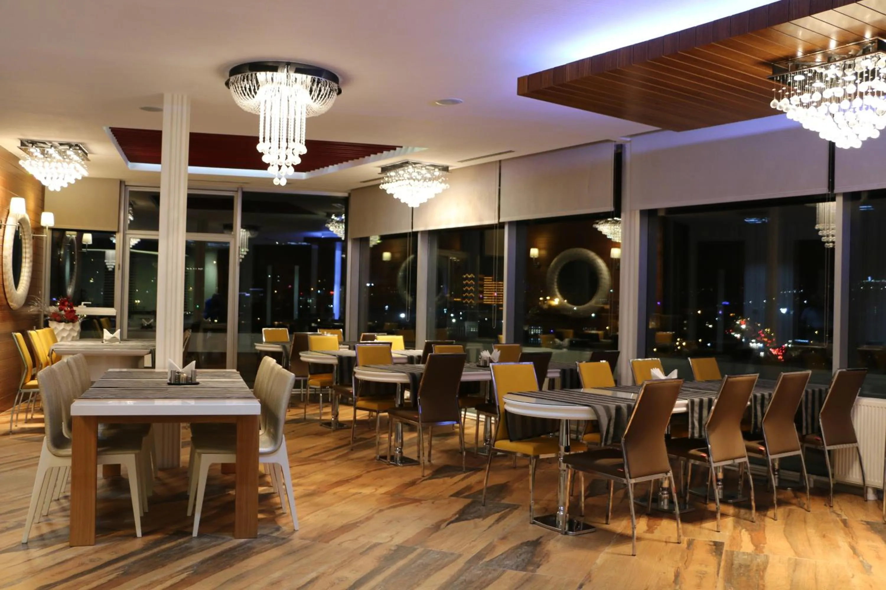 Restaurant/places to eat in Business Grand Hotel