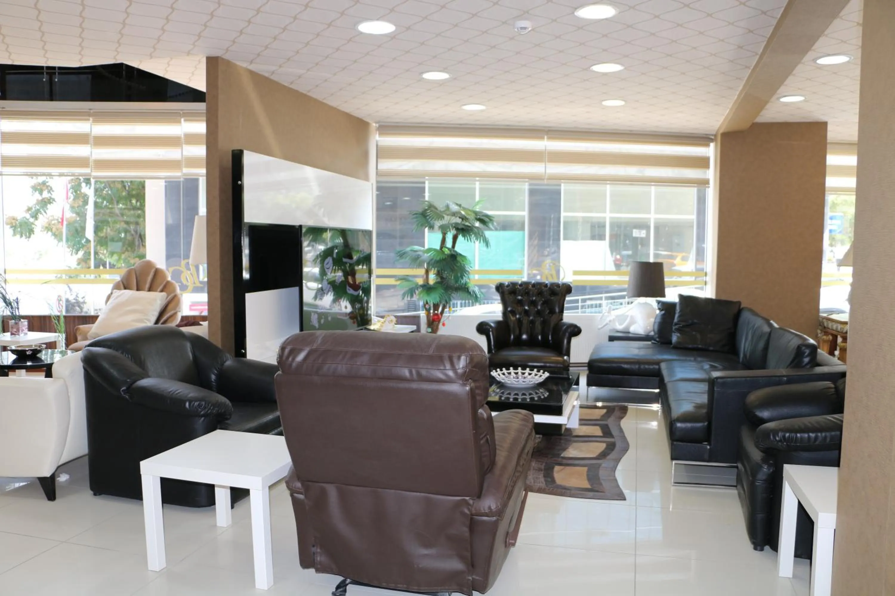 Communal lounge/ TV room in Business Grand Hotel