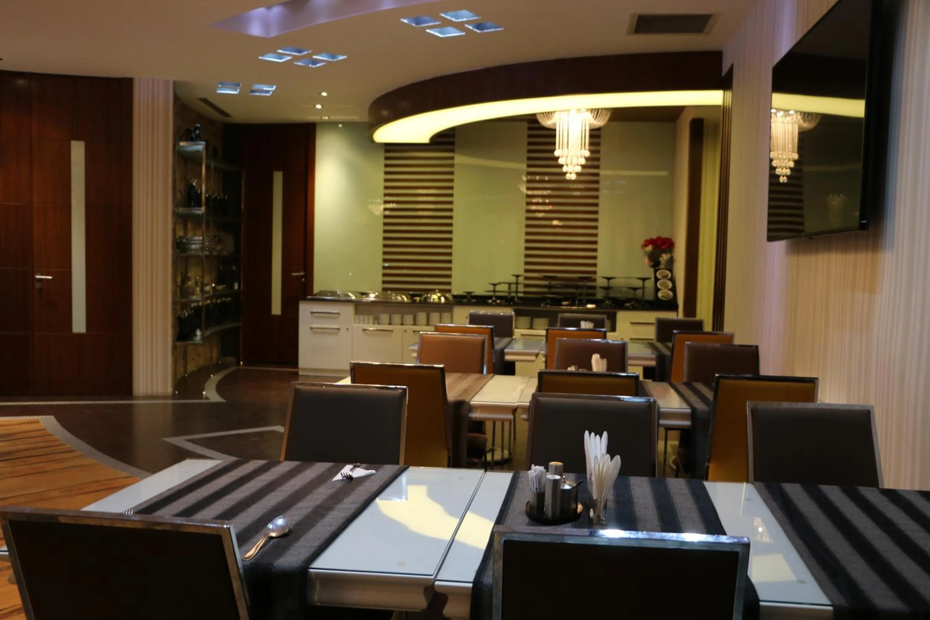 Restaurant/places to eat in Business Grand Hotel