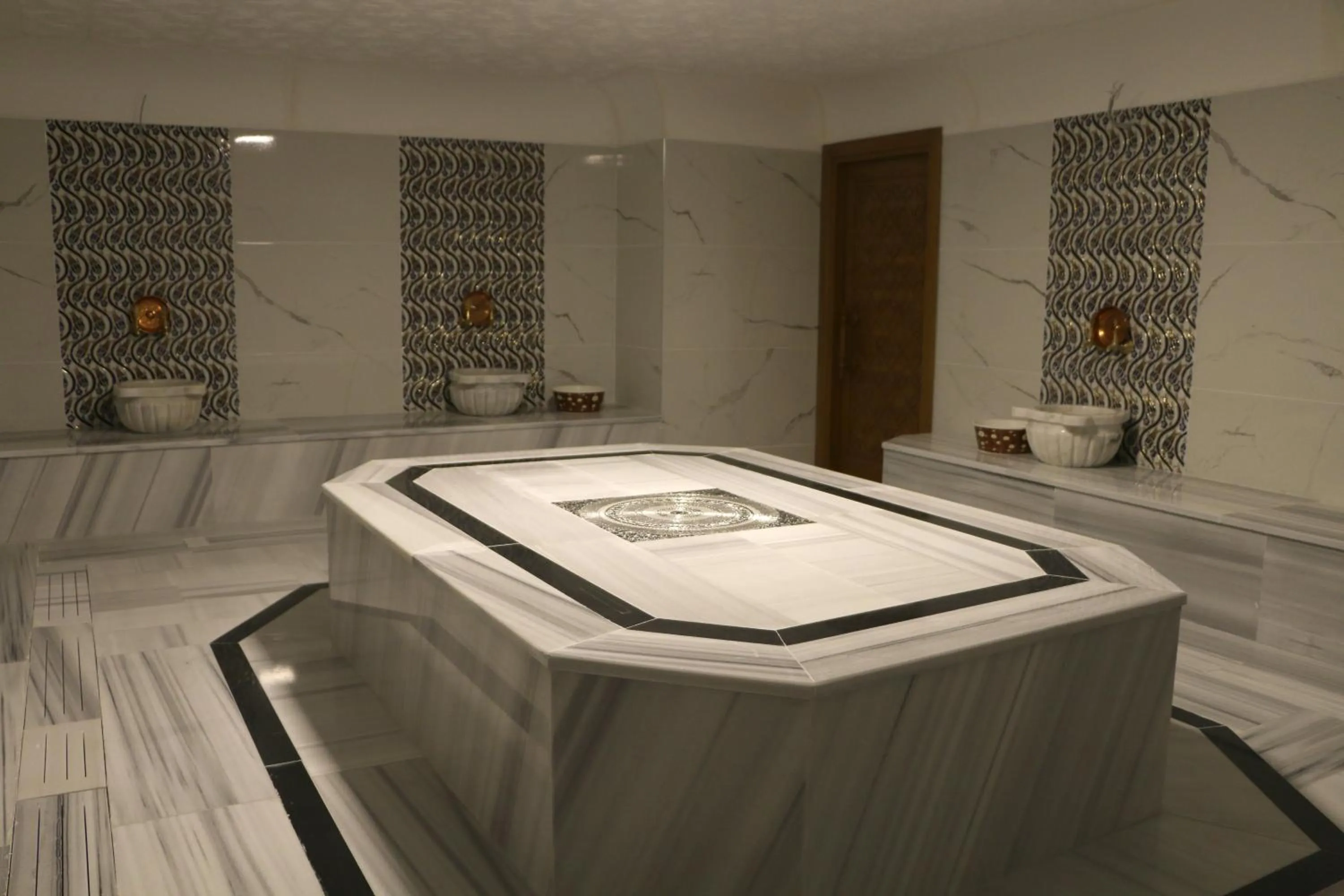 Public Bath in Business Grand Hotel