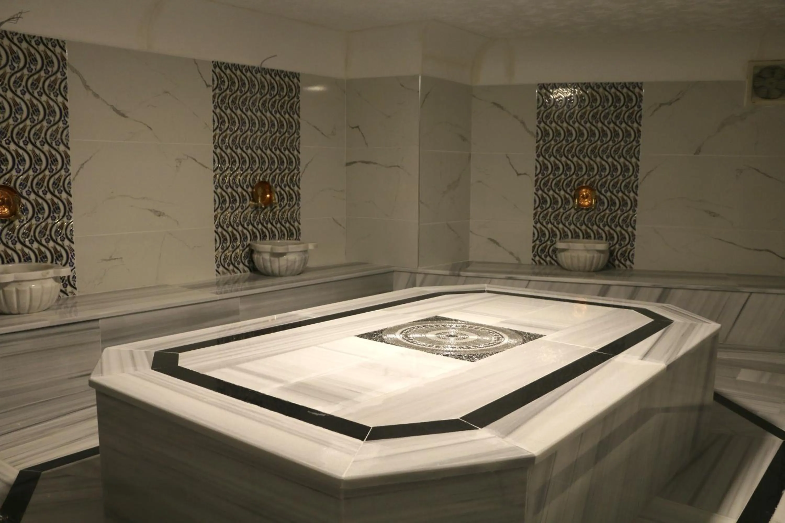 Public Bath in Business Grand Hotel