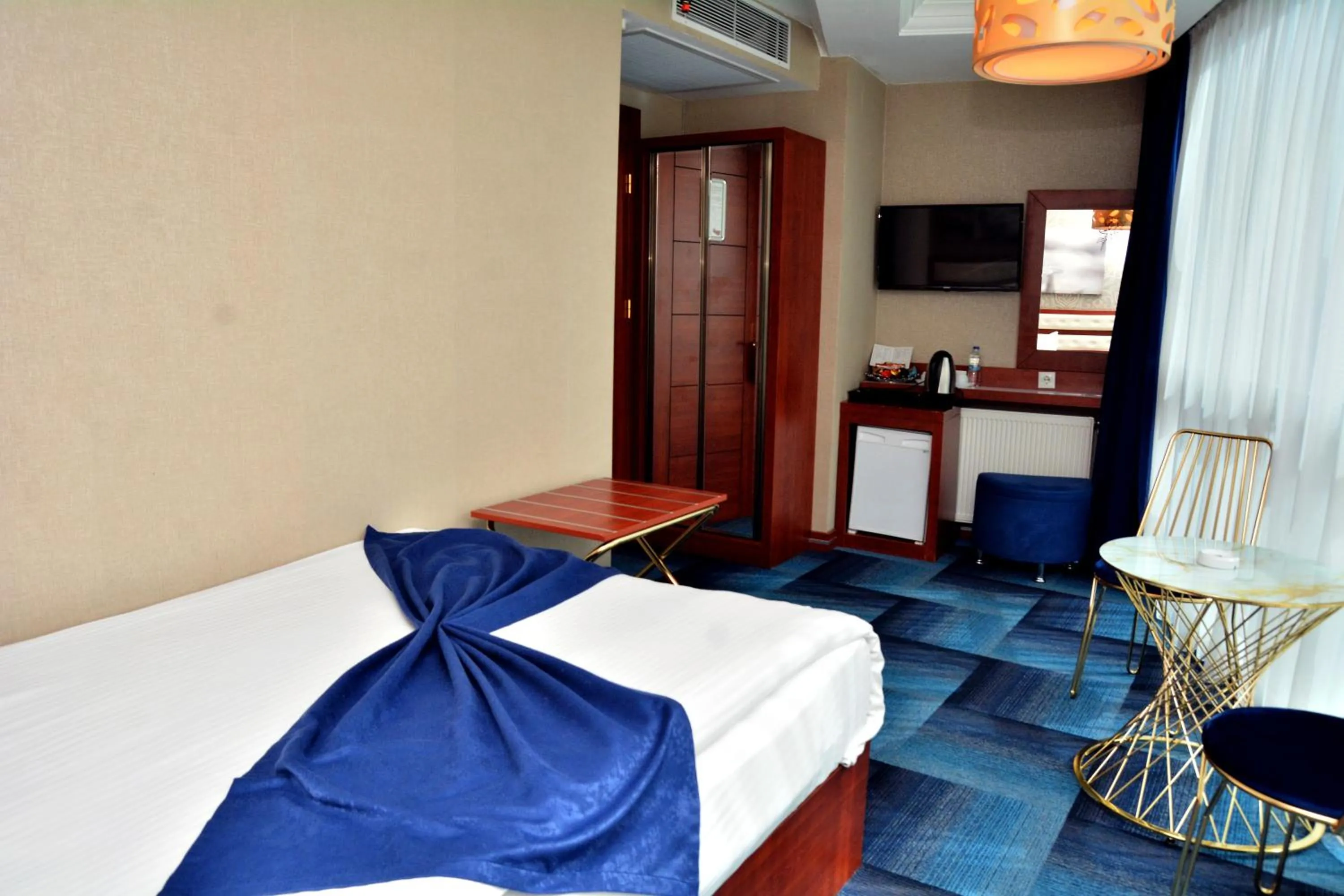 Photo of the whole room, Bed in Business Grand Hotel