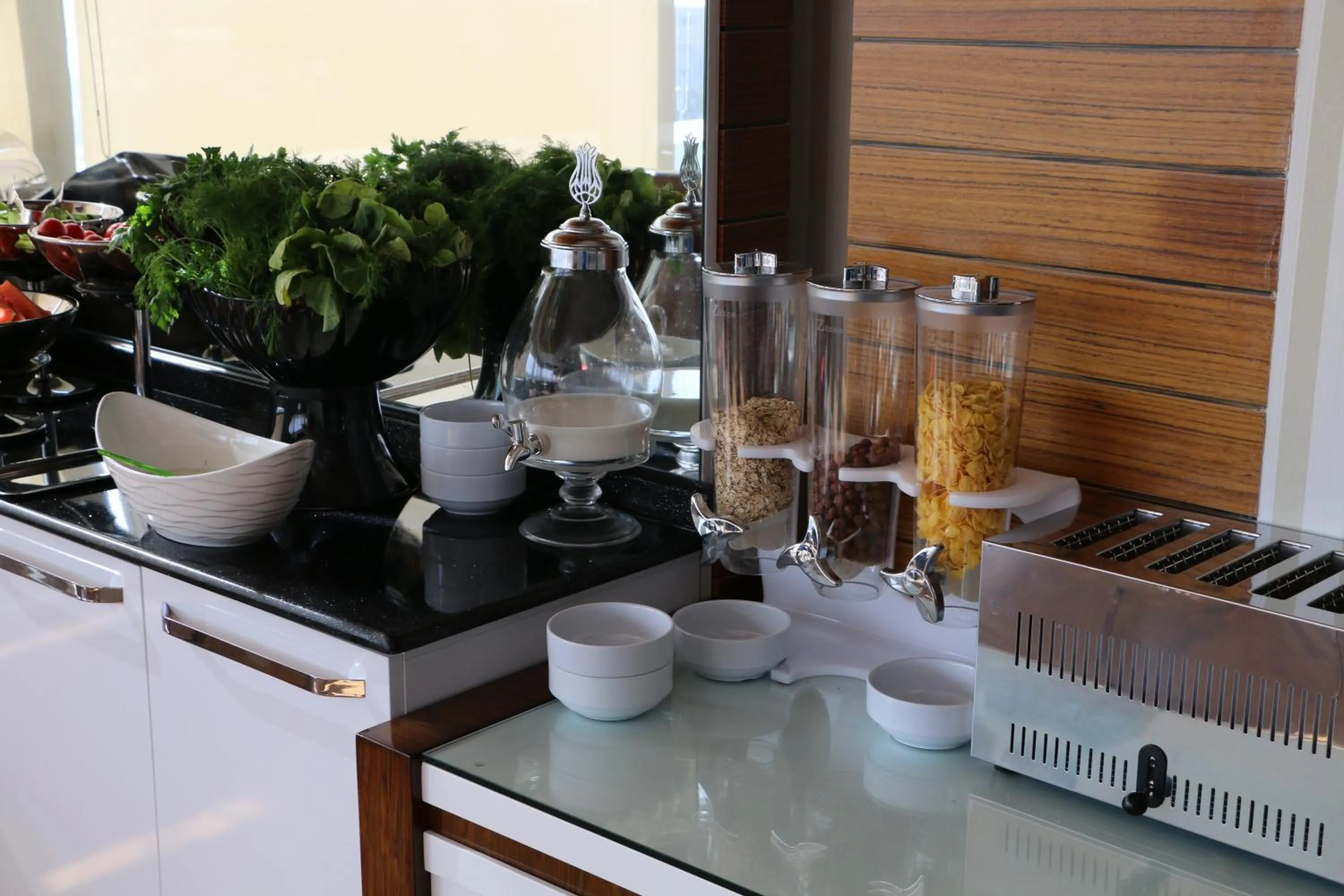 Restaurant/places to eat in Business Grand Hotel