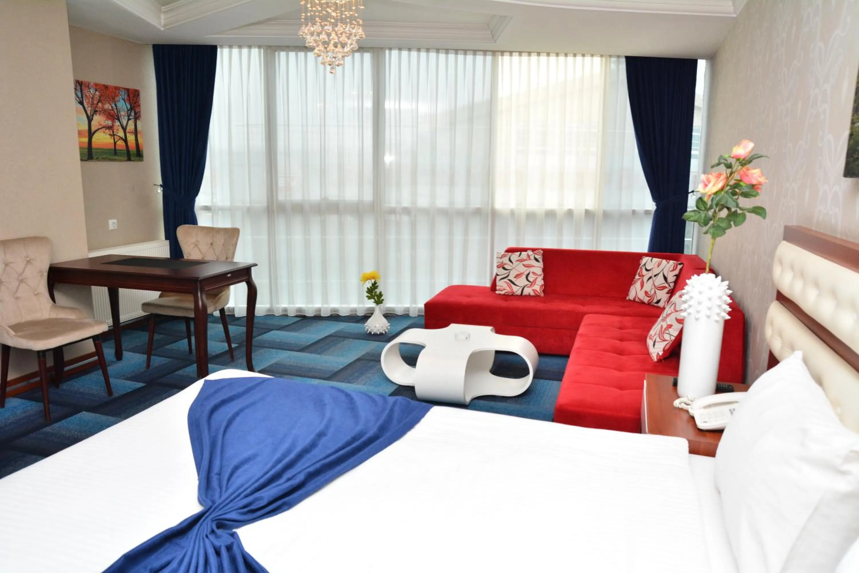 Living room, Bed in Business Grand Hotel