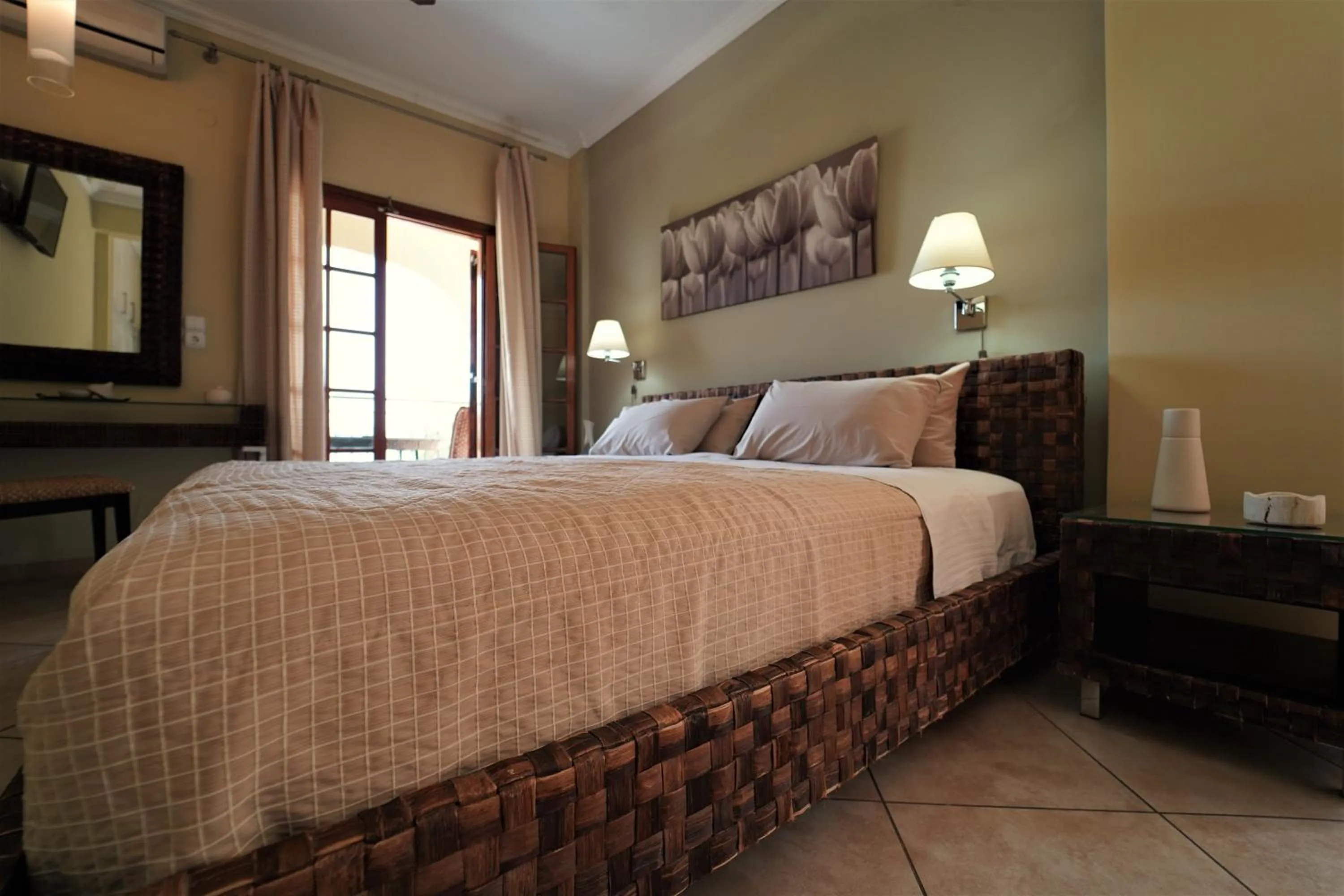 Bed in Bella Vista Hotel Studios & Apartments