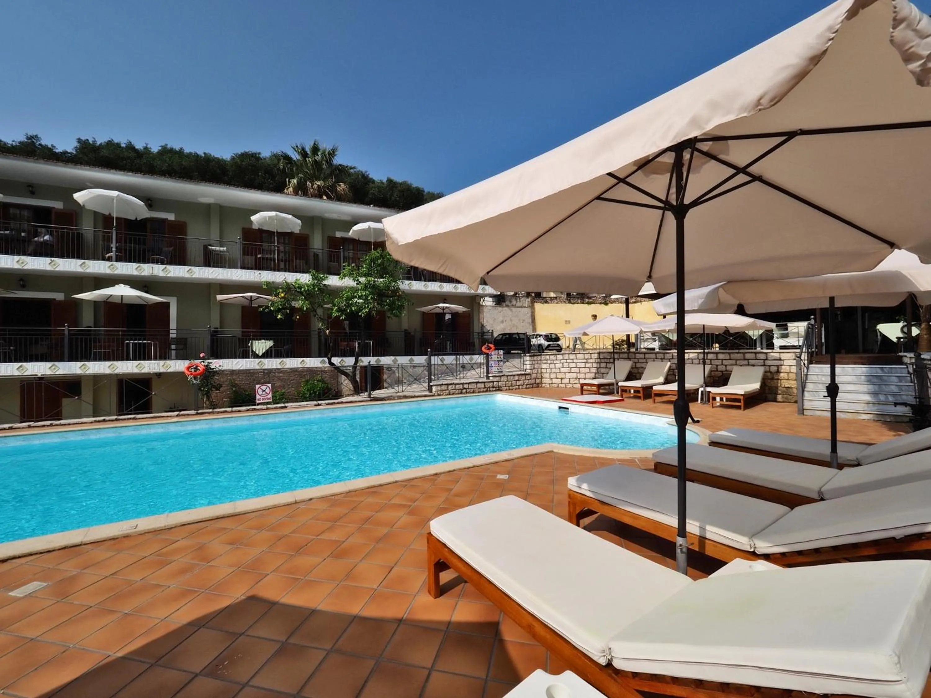 Bella Vista Hotel Studios & Apartments