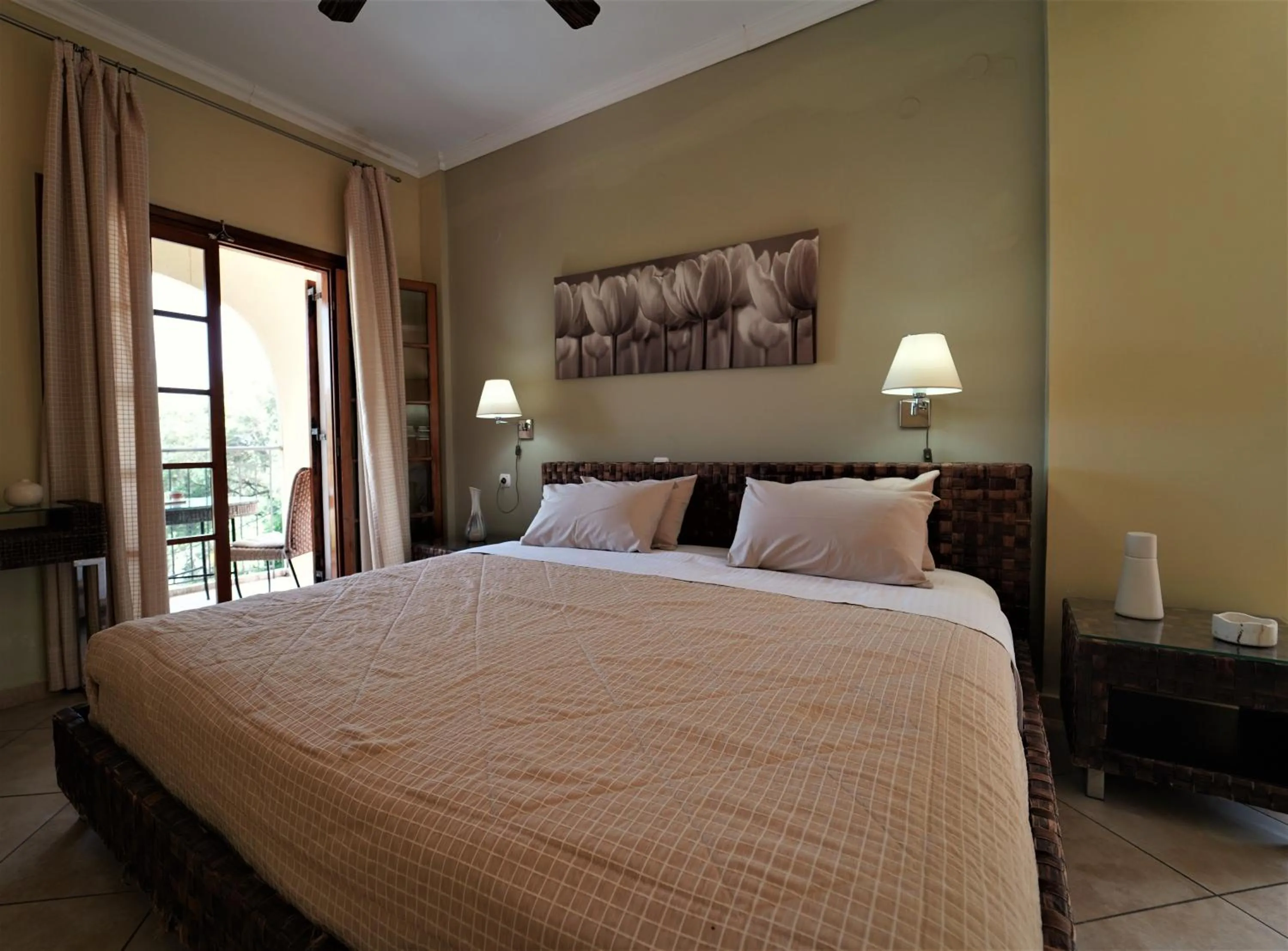 Bed in Bella Vista Hotel Studios & Apartments