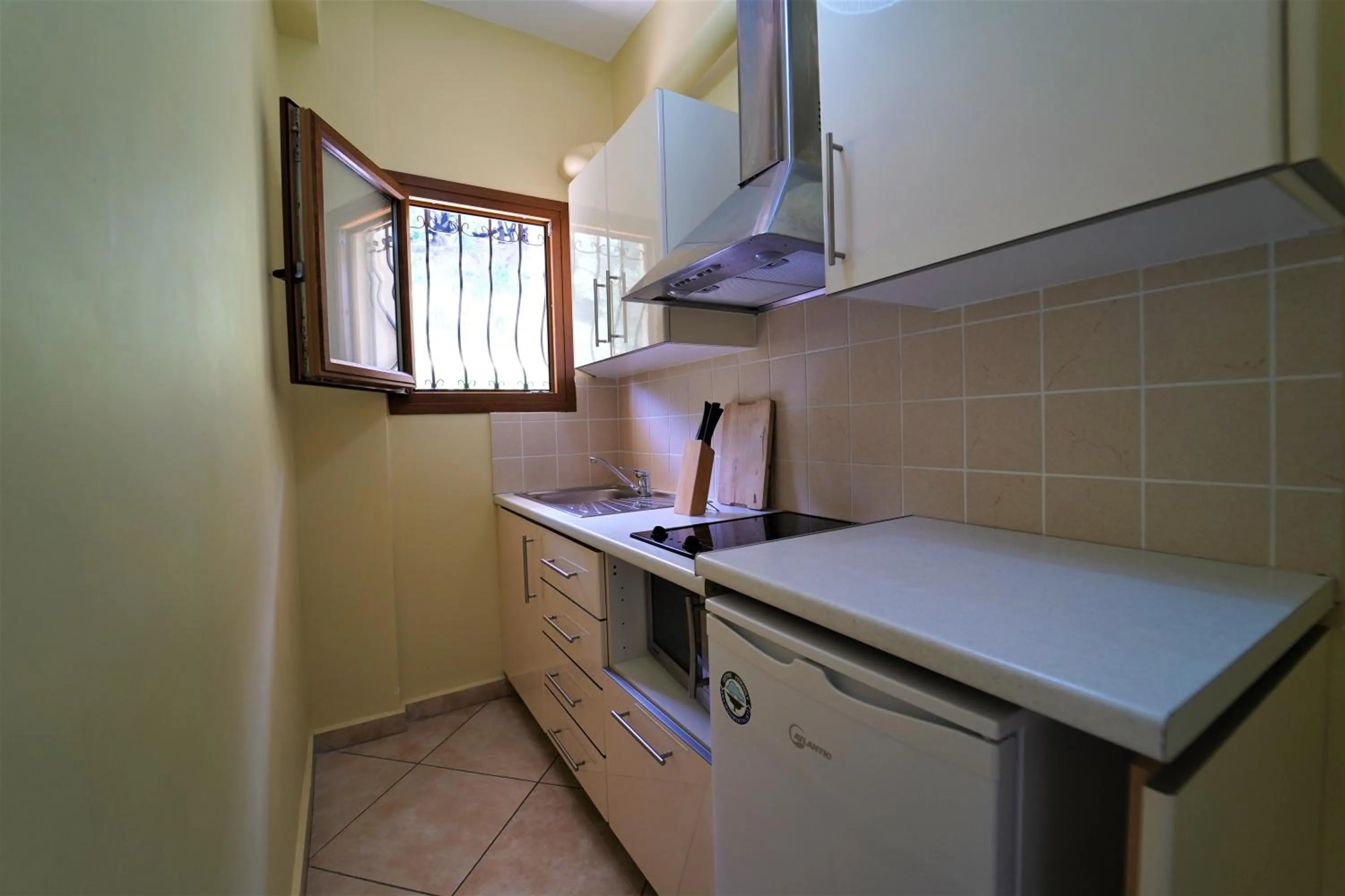 Kitchen or kitchenette in Bella Vista Hotel Studios & Apartments