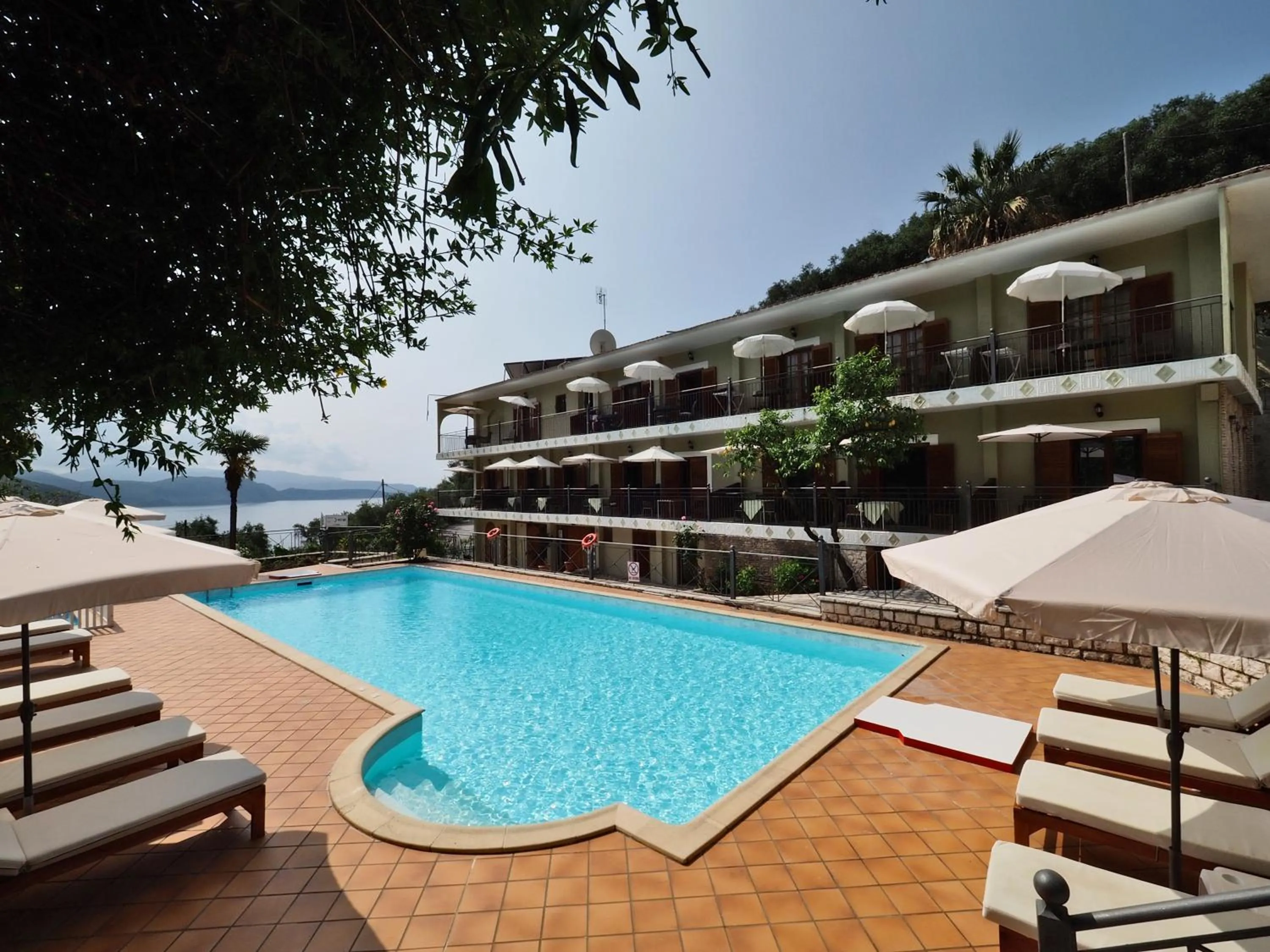 Bella Vista Hotel Studios & Apartments