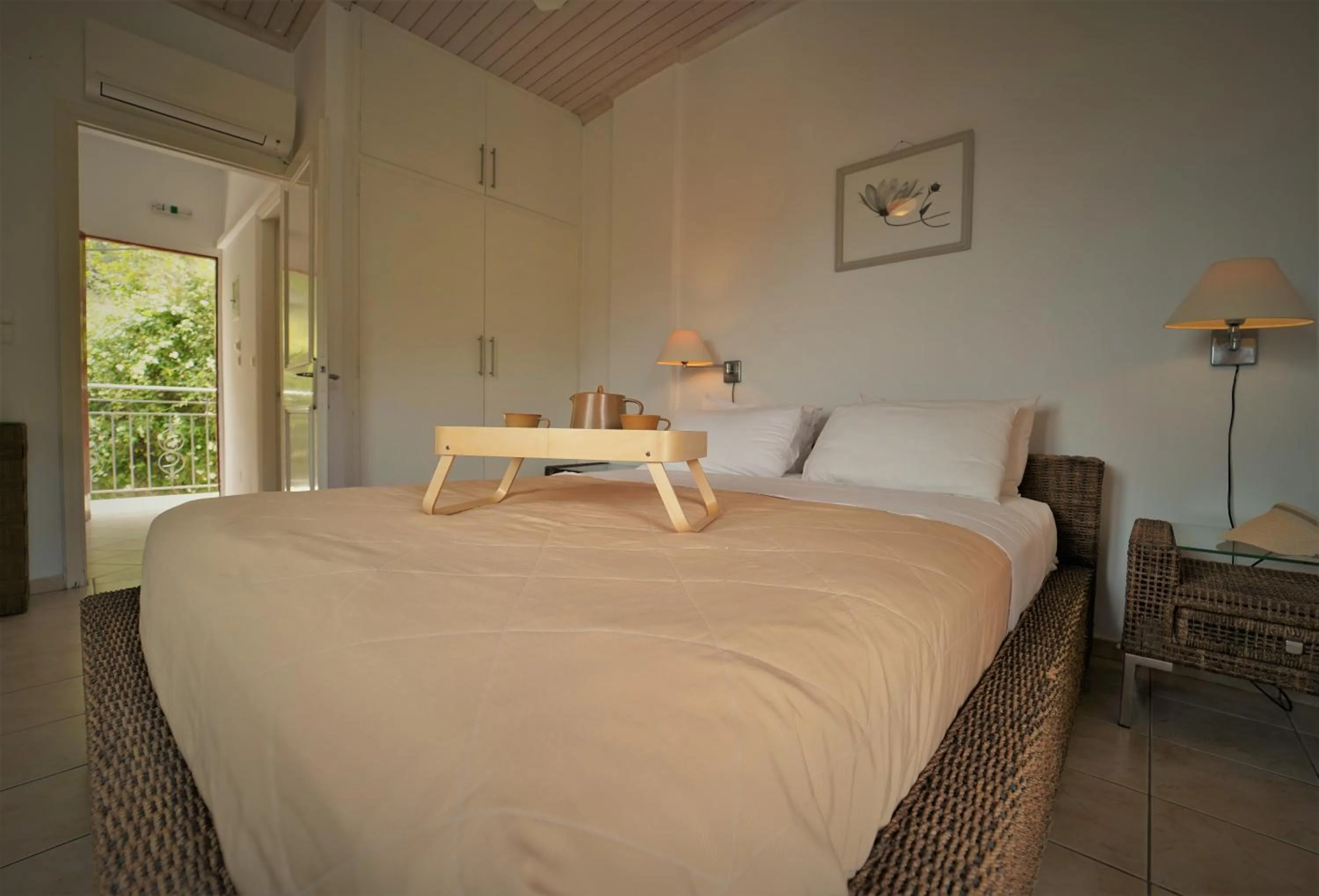 Bed in Bella Vista Hotel Studios & Apartments