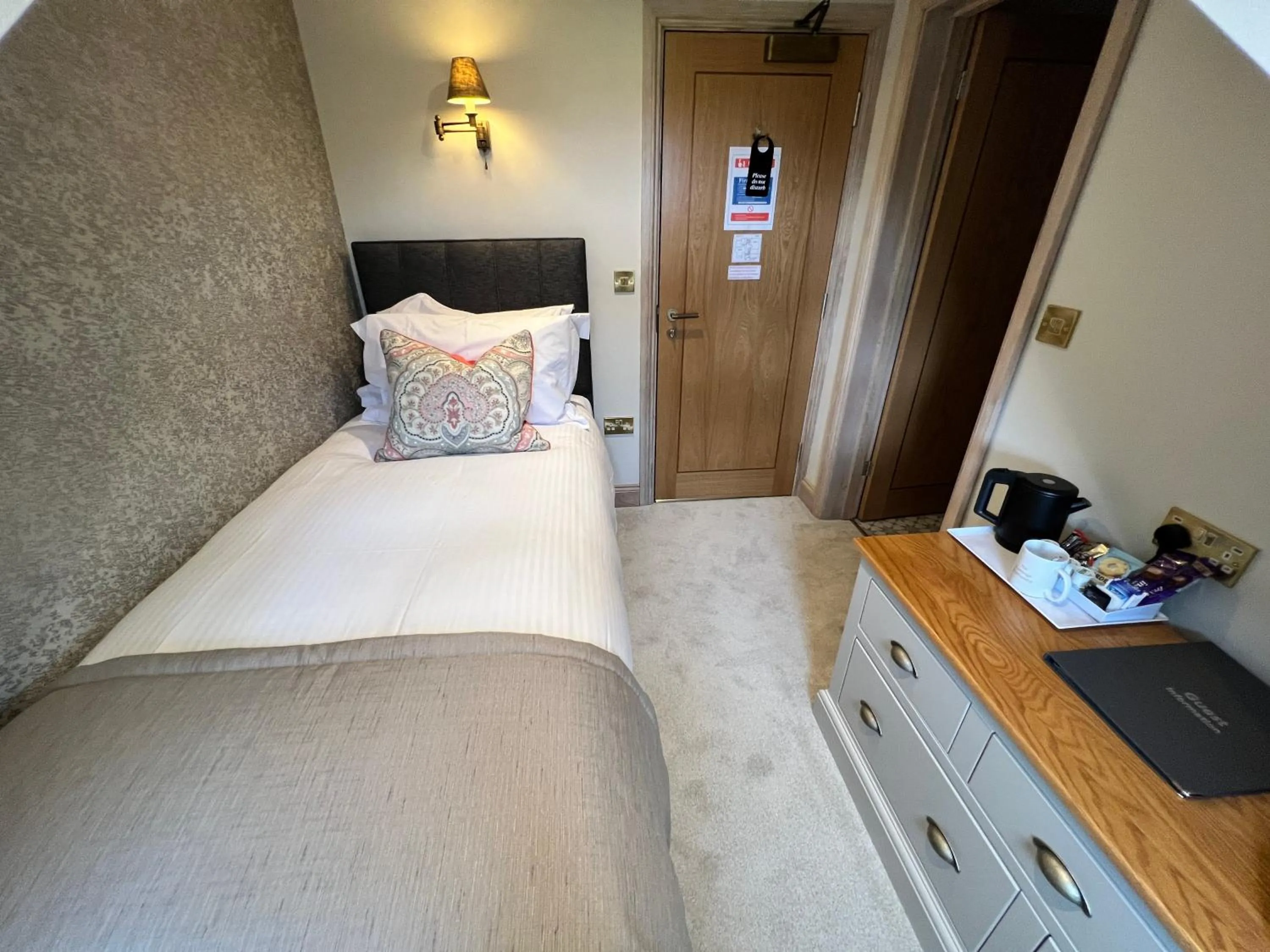Photo of the whole room, Bed in The Ruddings