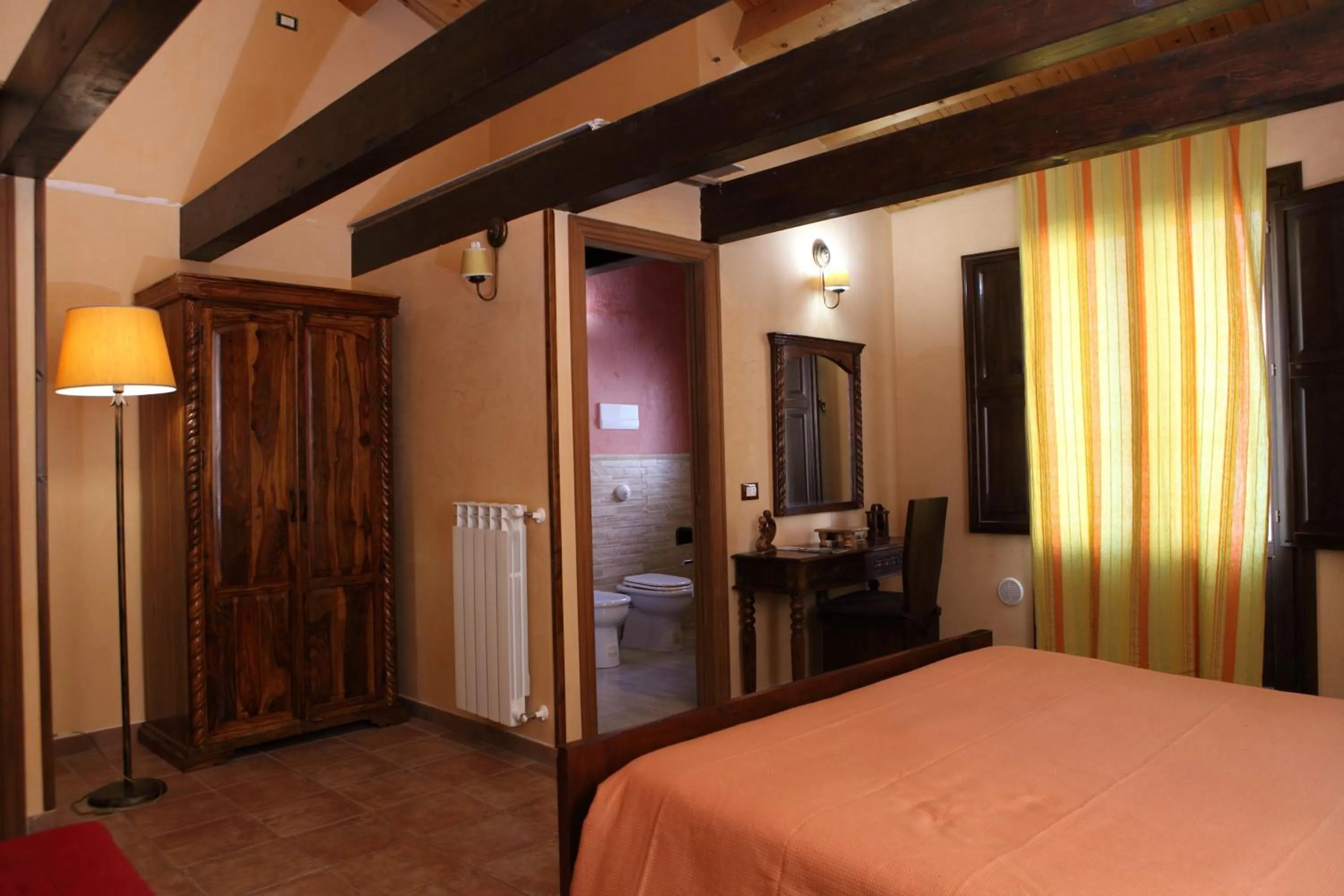 Bedroom, Bed in Jardin De France