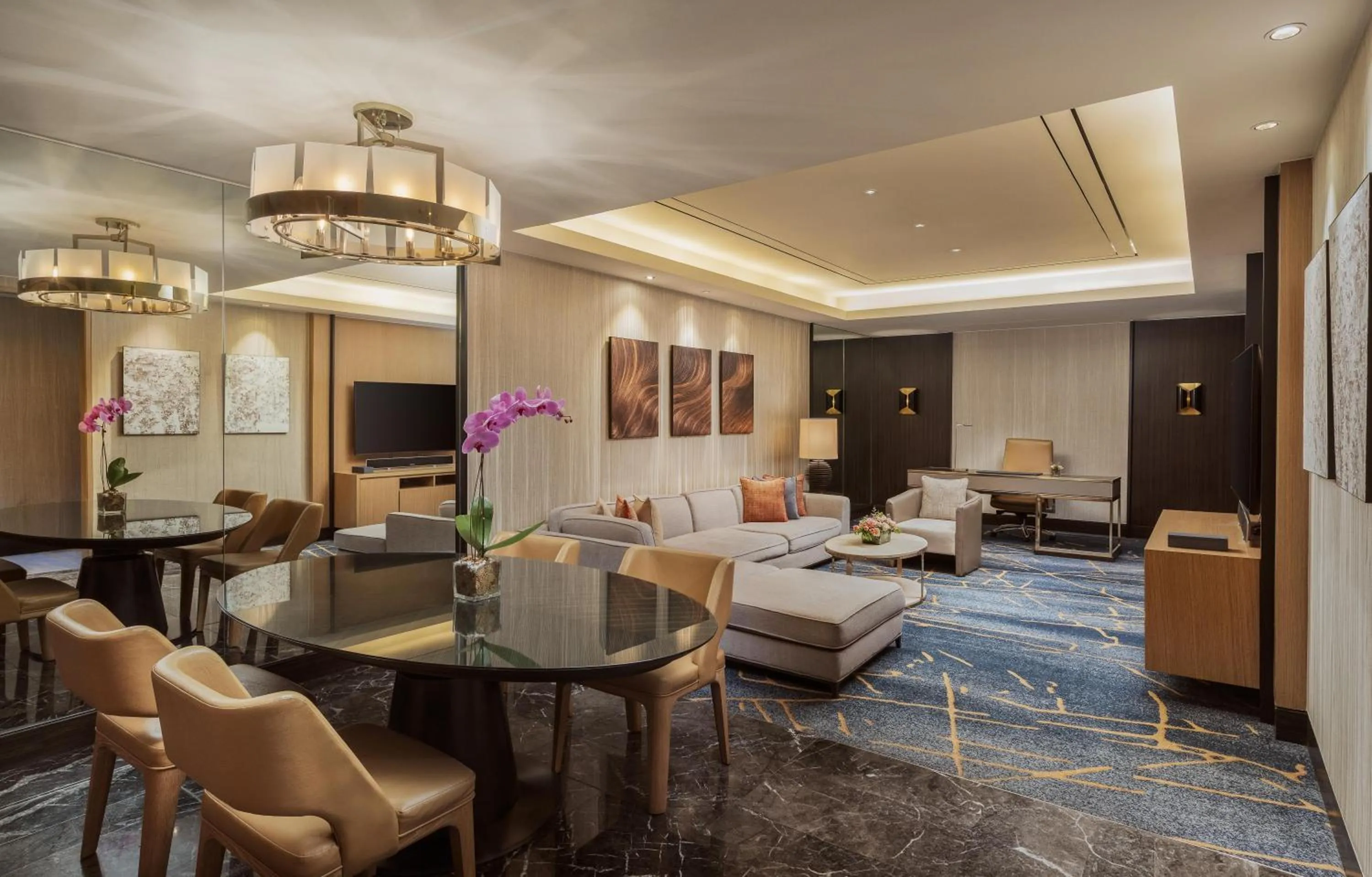 Living room, Bed in Hilton Manila Newport World Resorts