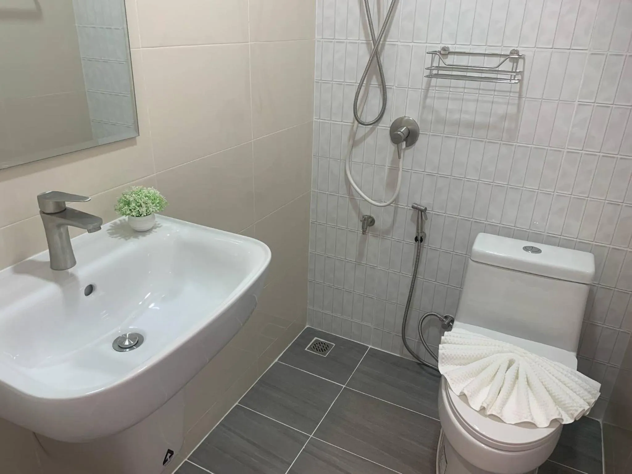 Shower in S2S Queen Trang Hotel