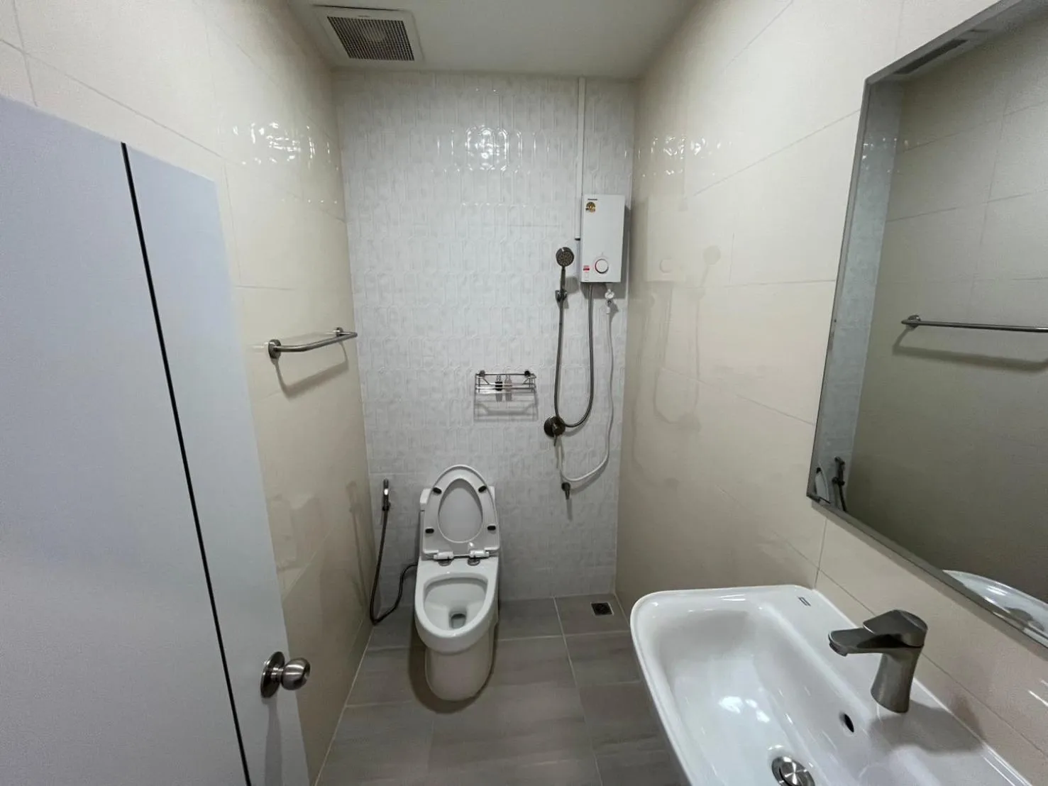 Bathroom in S2S Queen Trang Hotel
