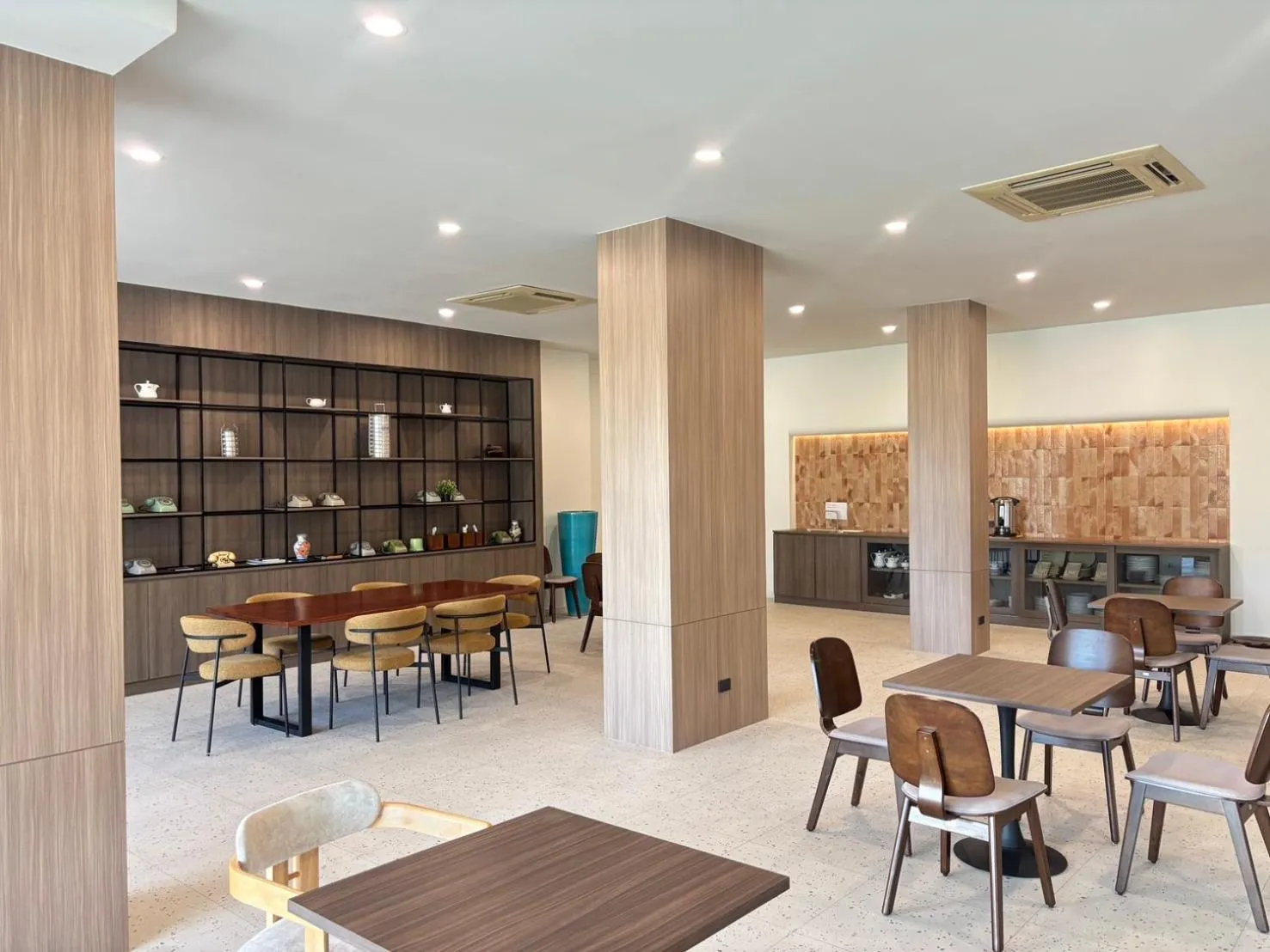Restaurant/places to eat in S2S Queen Trang Hotel