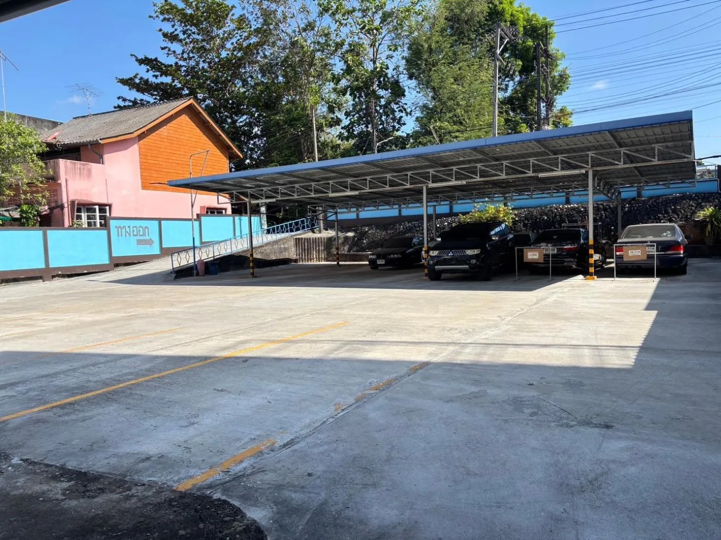 Parking in S2S Queen Trang Hotel