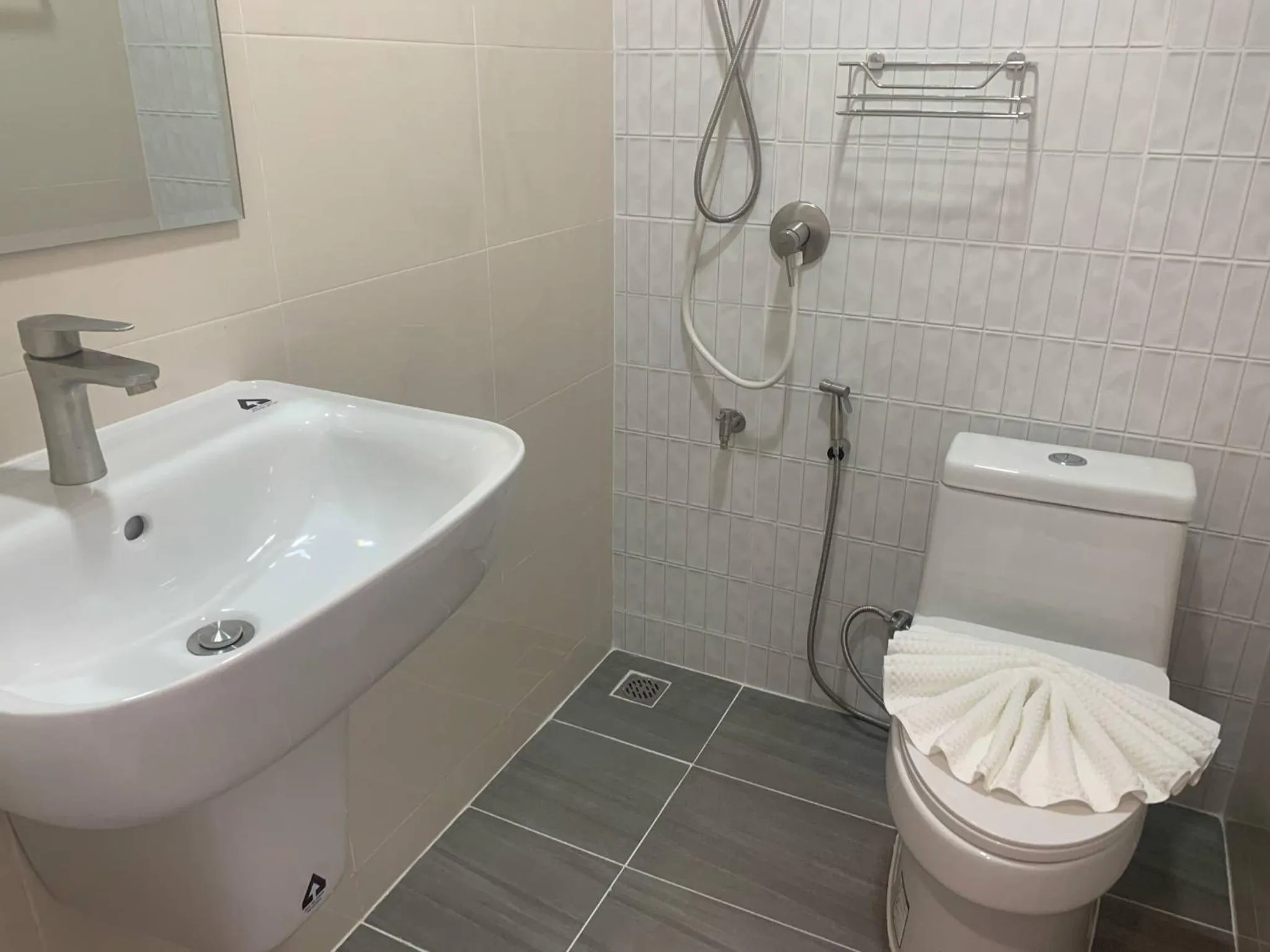 Shower in S2S Queen Trang Hotel