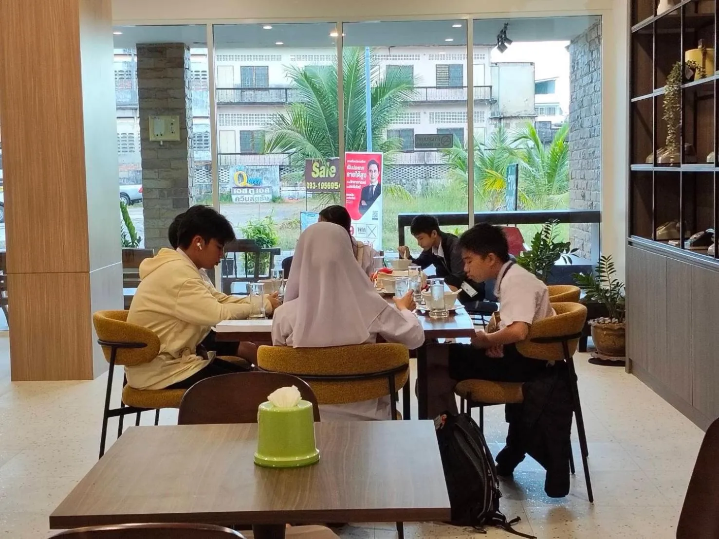 Restaurant/places to eat in S2S Queen Trang Hotel