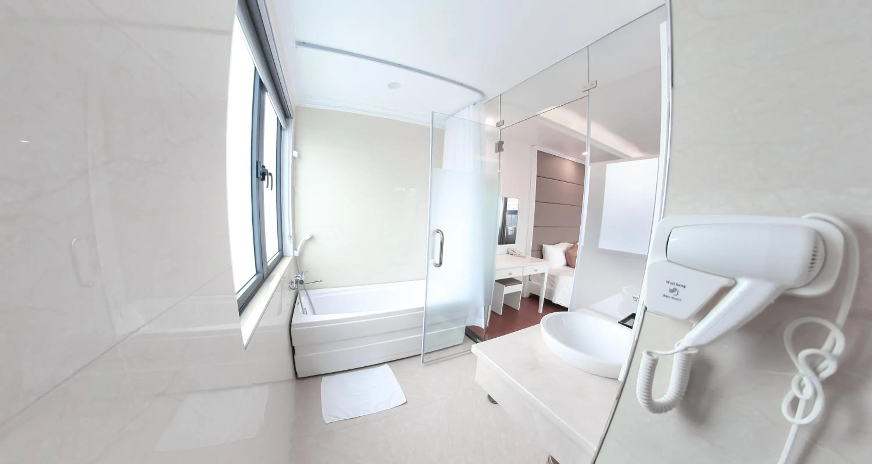 Toilet, Bed in GM Hotel and Apartment