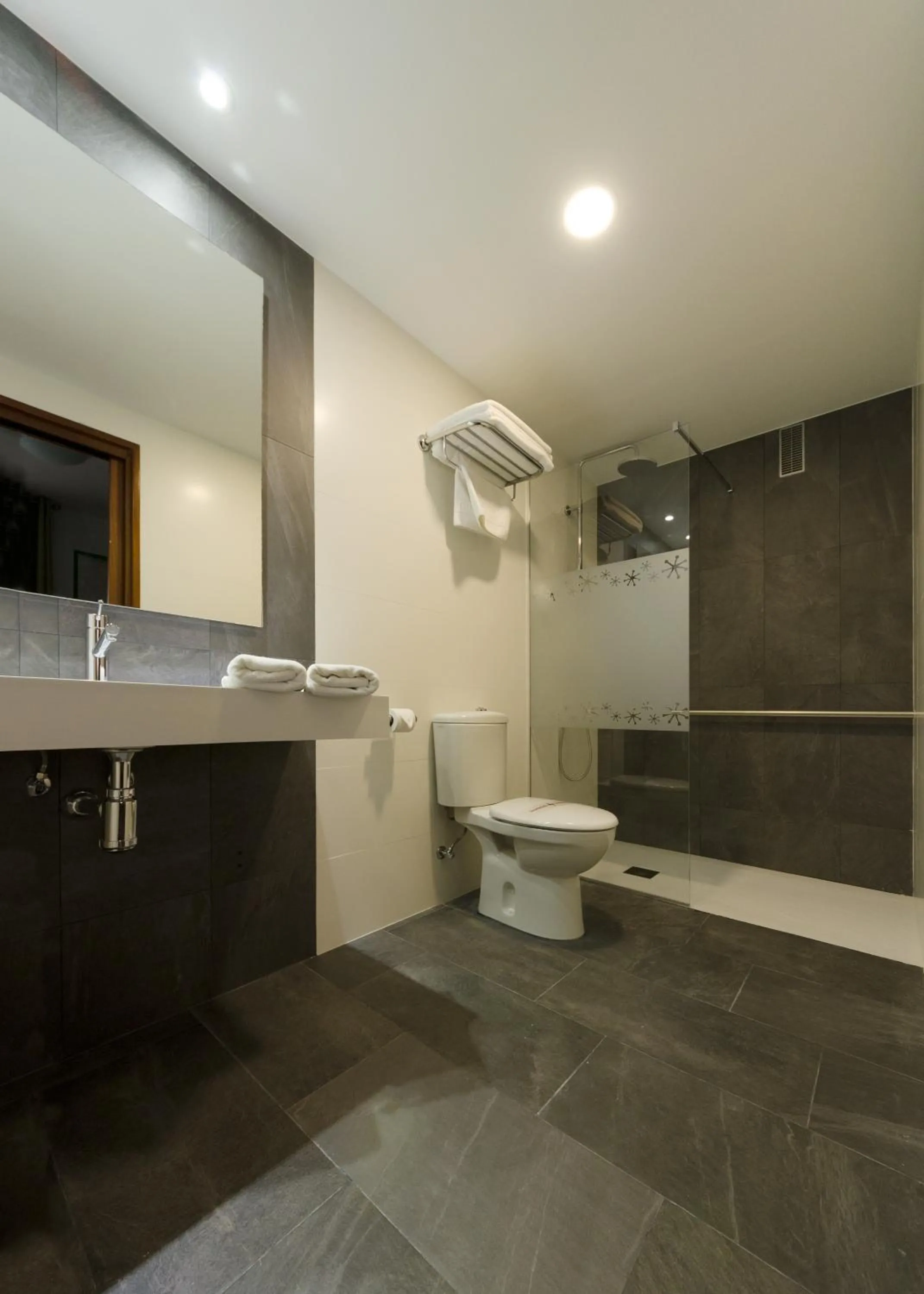 Interior twin room in Hotel Apolo