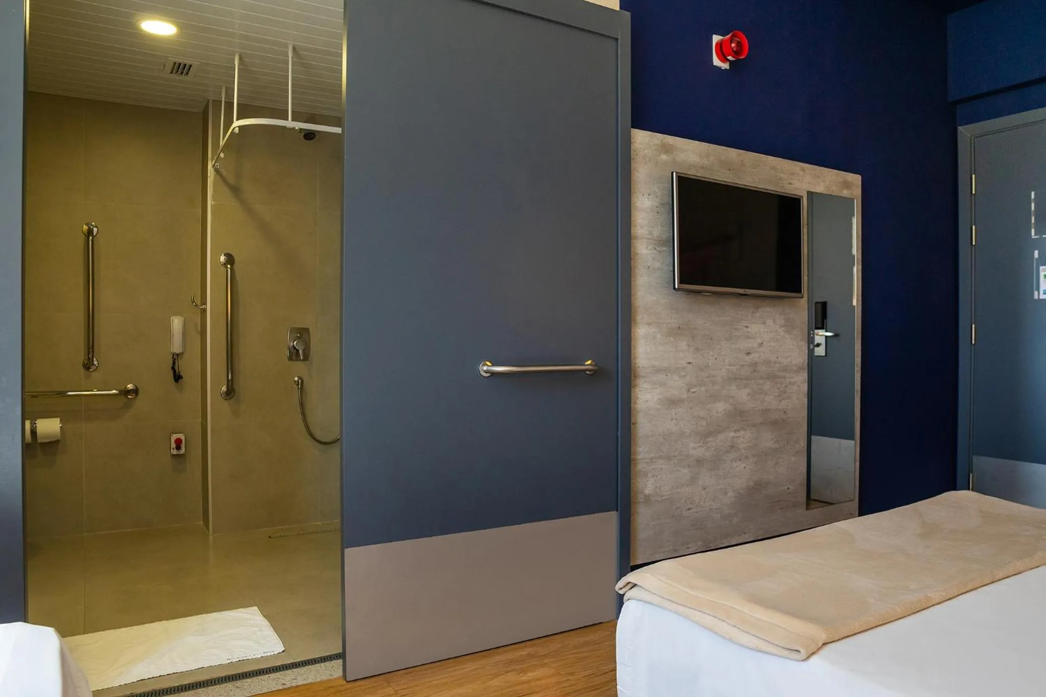 Shower, Bed in ibis budget Foz do Iguaçu