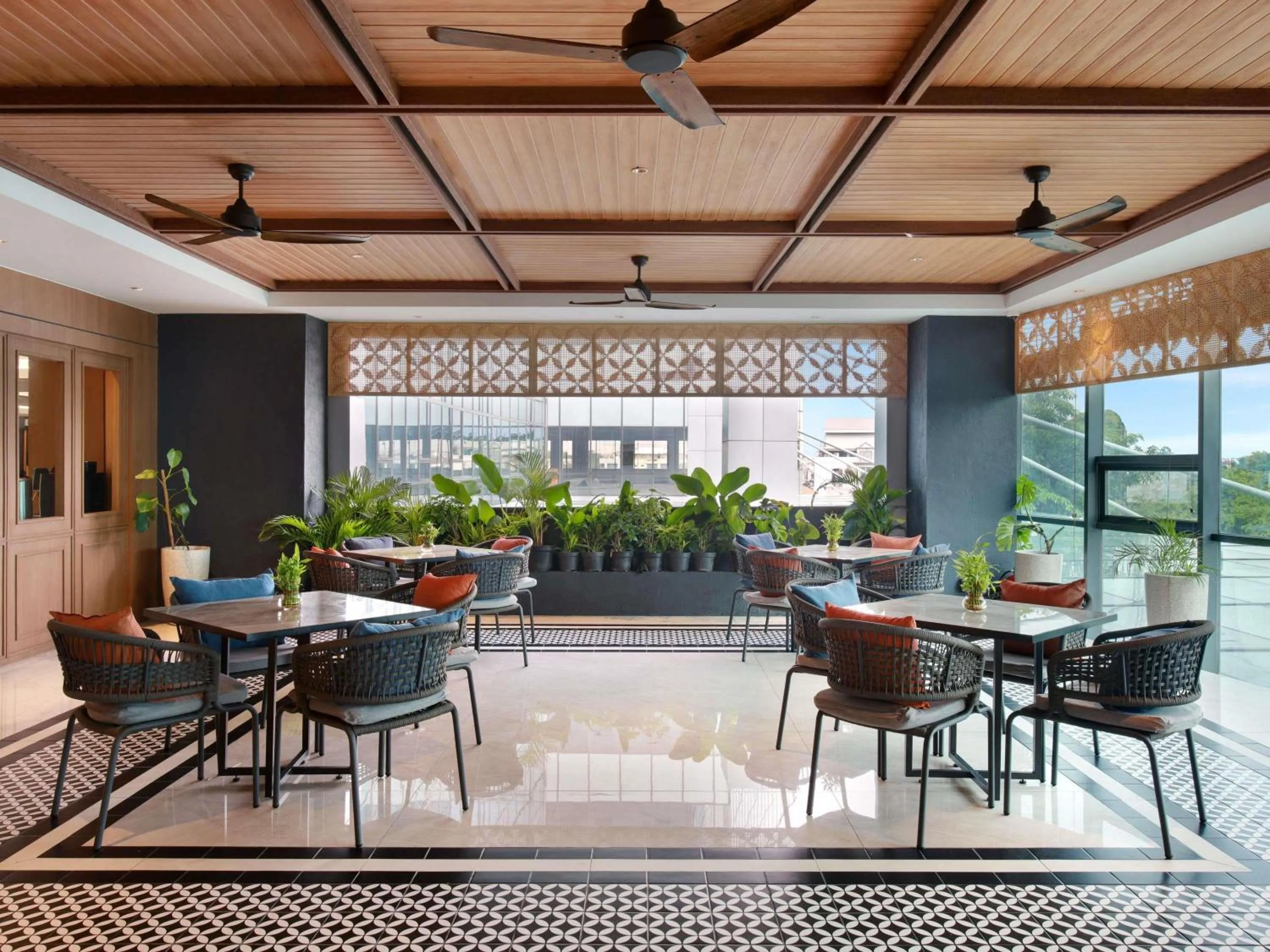 Restaurant/places to eat in Novotel Samator Surabaya Timur