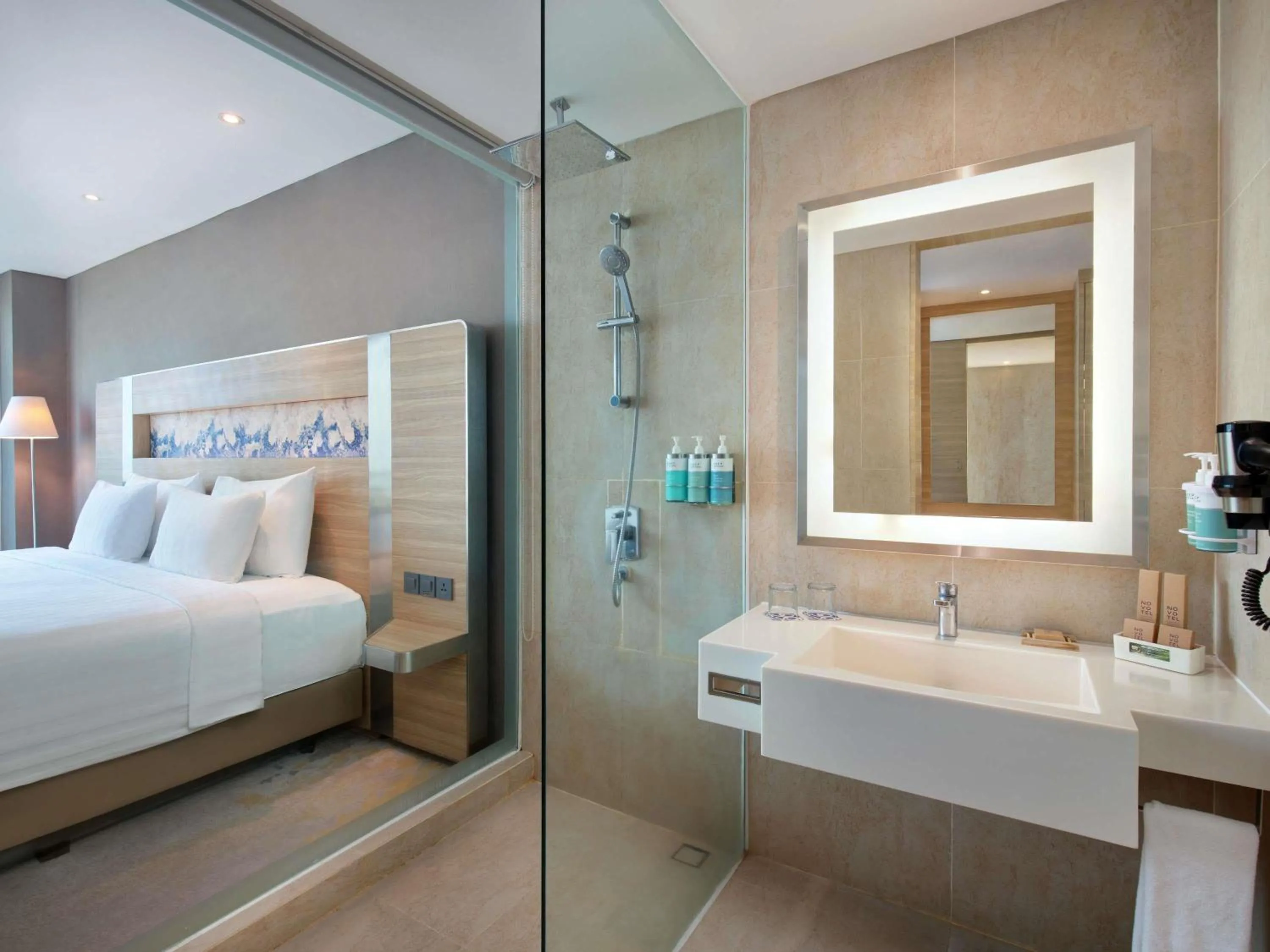 Bedroom, Bed in Novotel Samator Surabaya Timur