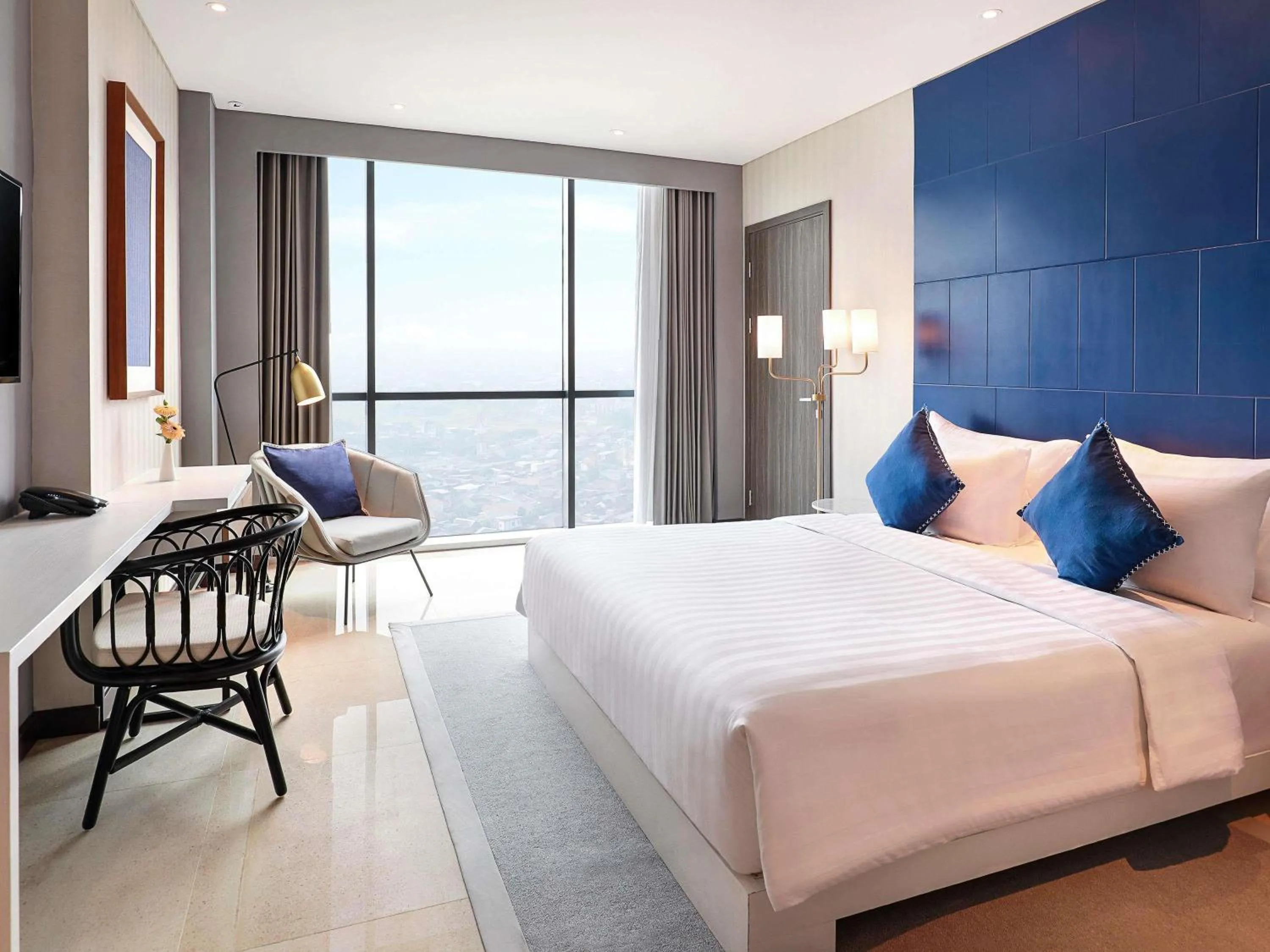 Bedroom, Bed in Novotel Samator Surabaya Timur