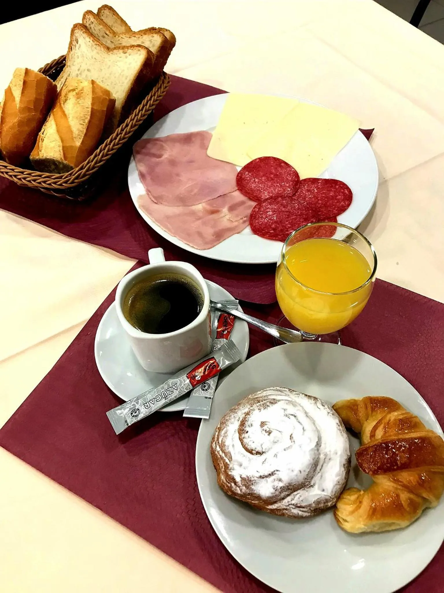 Breakfast in Hostal Vila del Mar