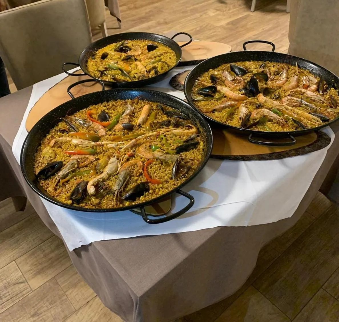 Restaurant/places to eat in Athos Hotel