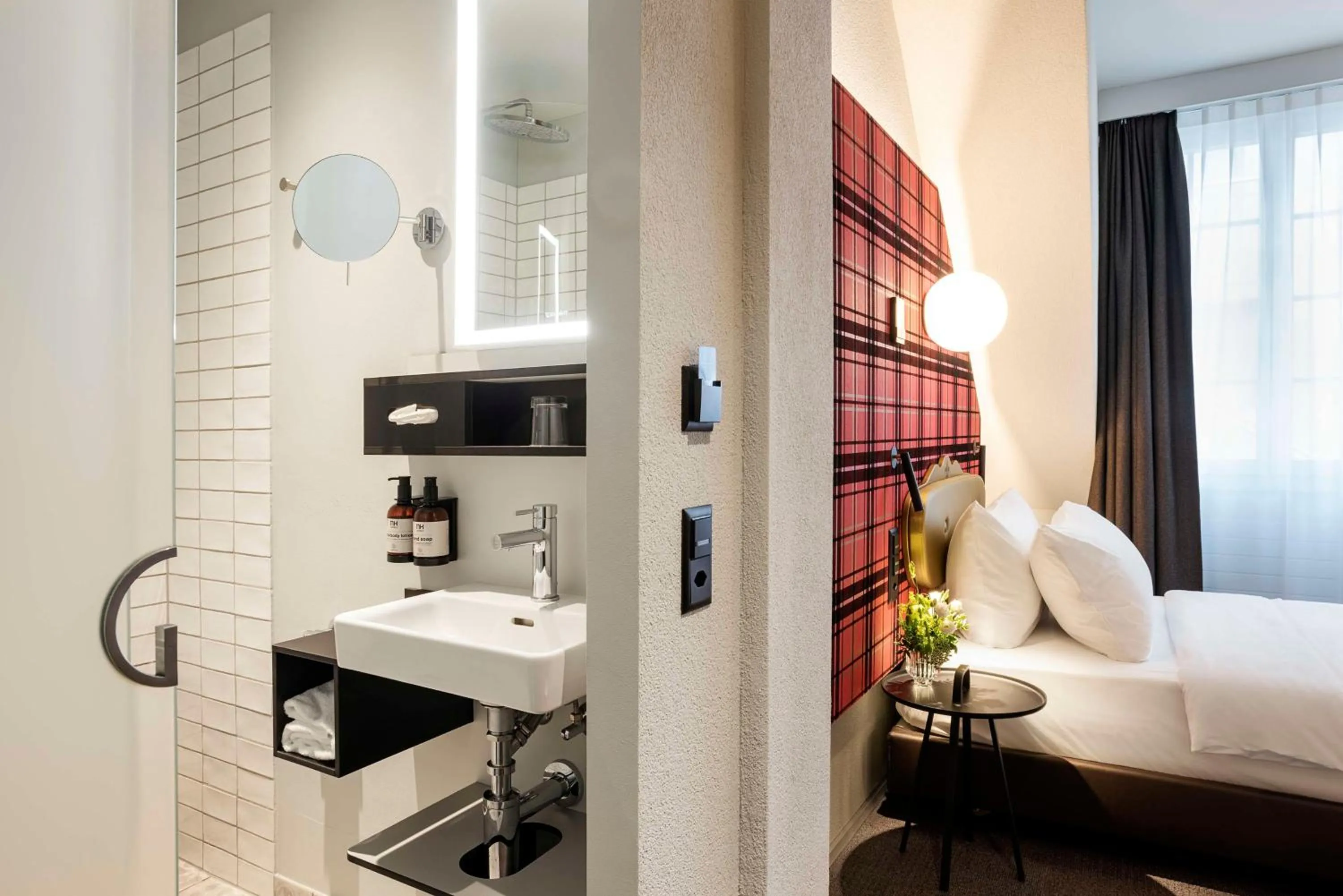 Bedroom, Bed in NH Bern The Bristol