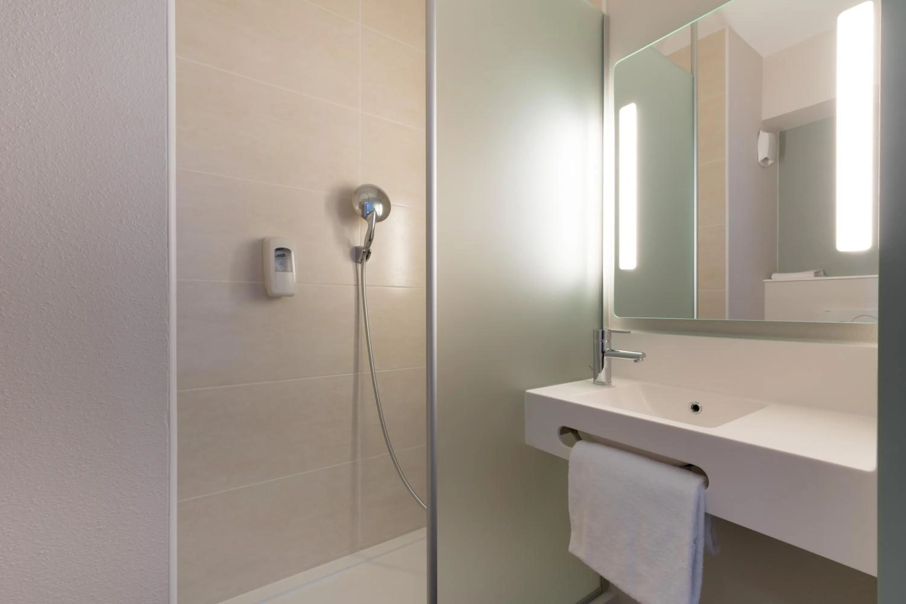 Bathroom in B&B HOTEL Marseille La Valentine St Menet