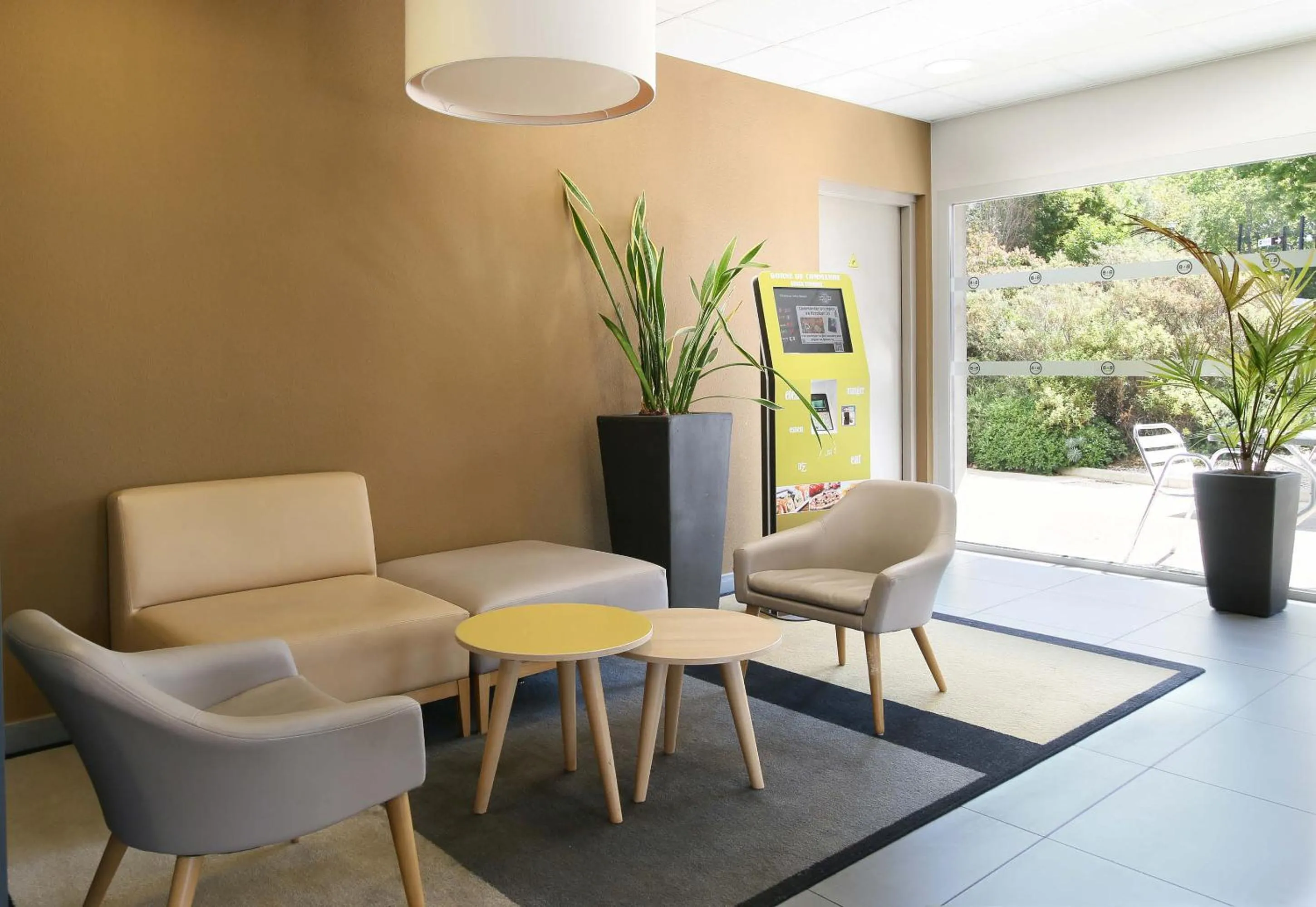 Seating area in B&B HOTEL Marseille La Valentine St Menet