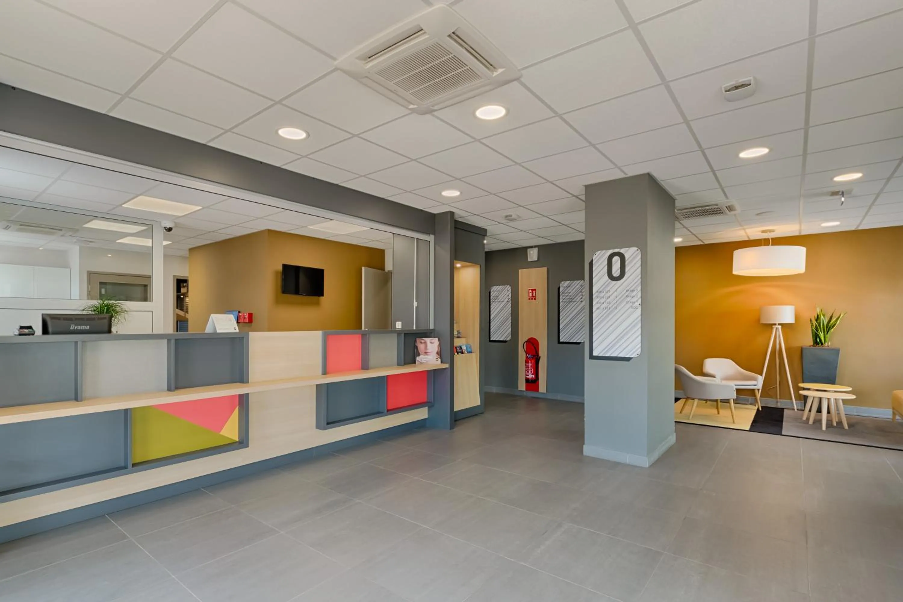 Lobby or reception in B&B HOTEL Marseille La Valentine St Menet