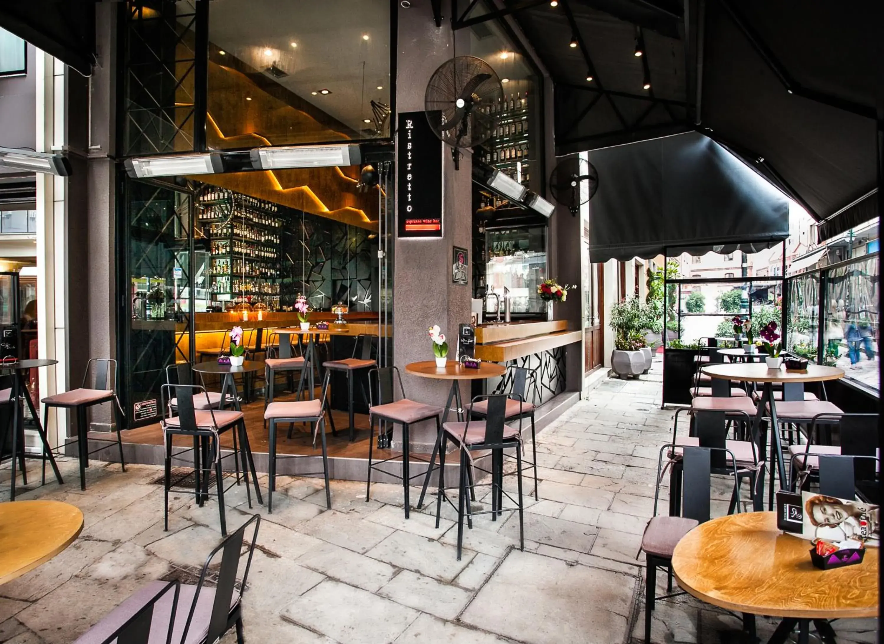 Lounge or bar in Ladadika Design, Philian Hotels and Resorts Lounge or bar in Ladadika Design, Philian Hotels and Resorts